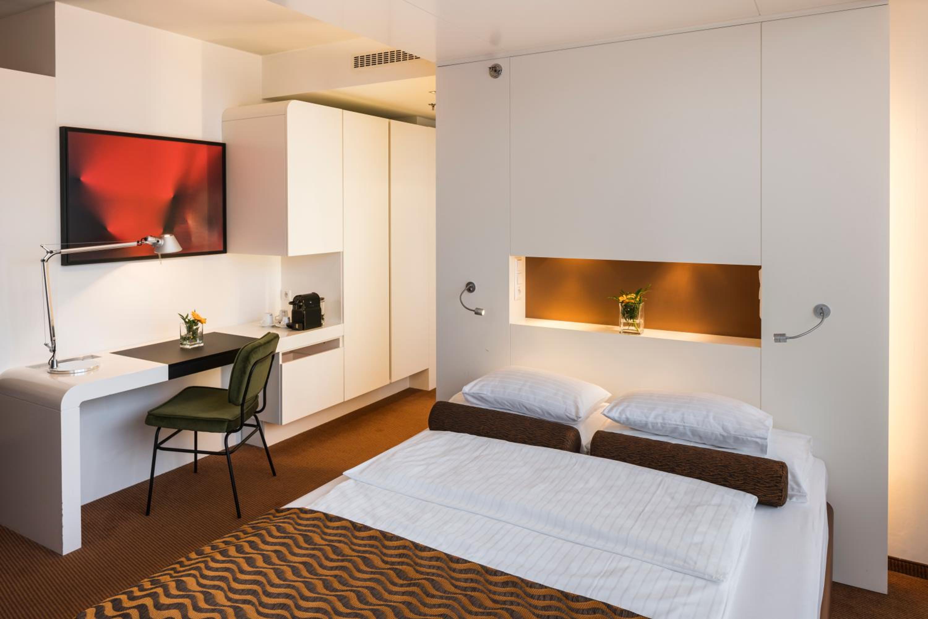 Executive Double Room (with access to Rooftop Lounge) - Photo 5