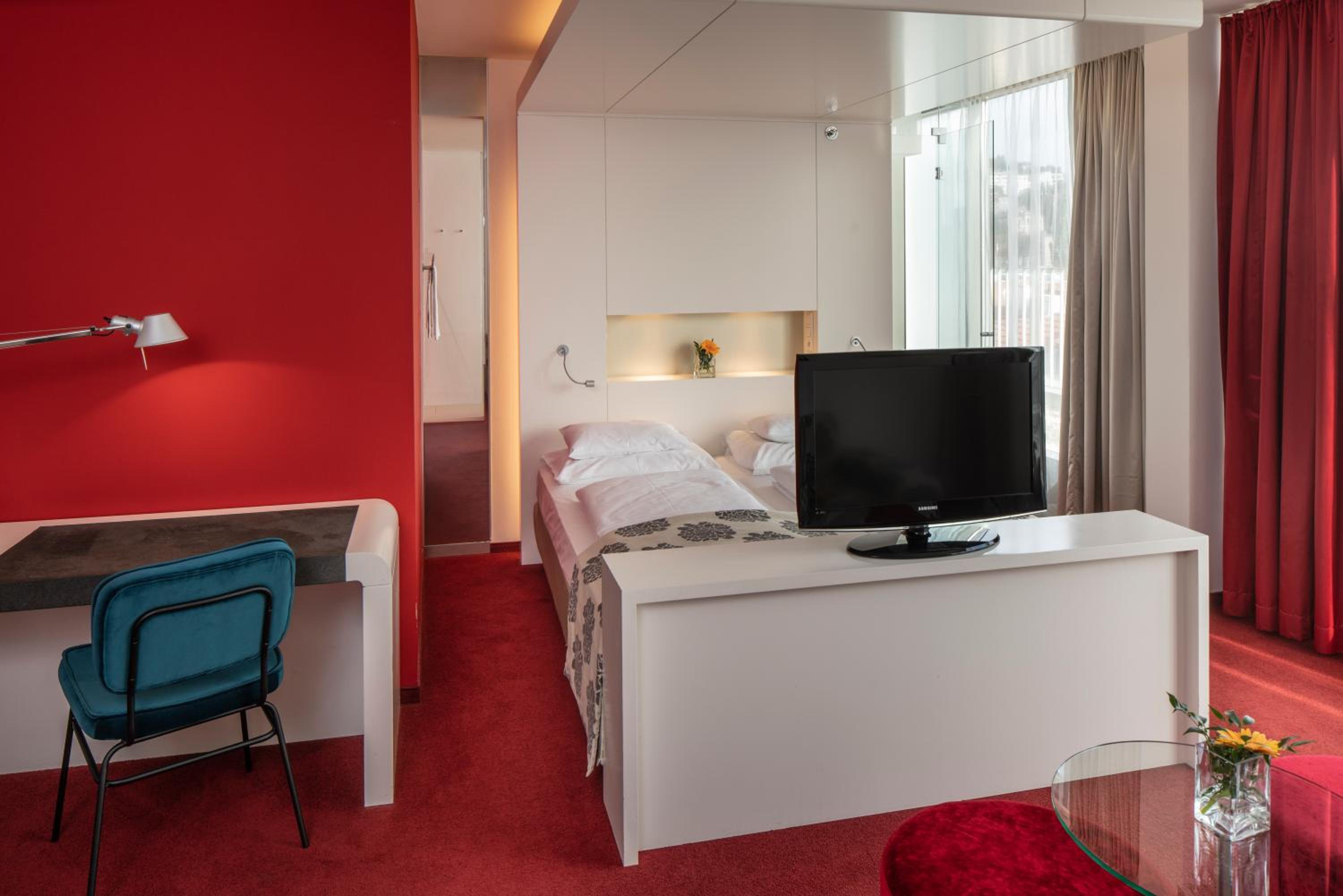 Junior Suite (with access to Rooftop Lounge) - Photo 6