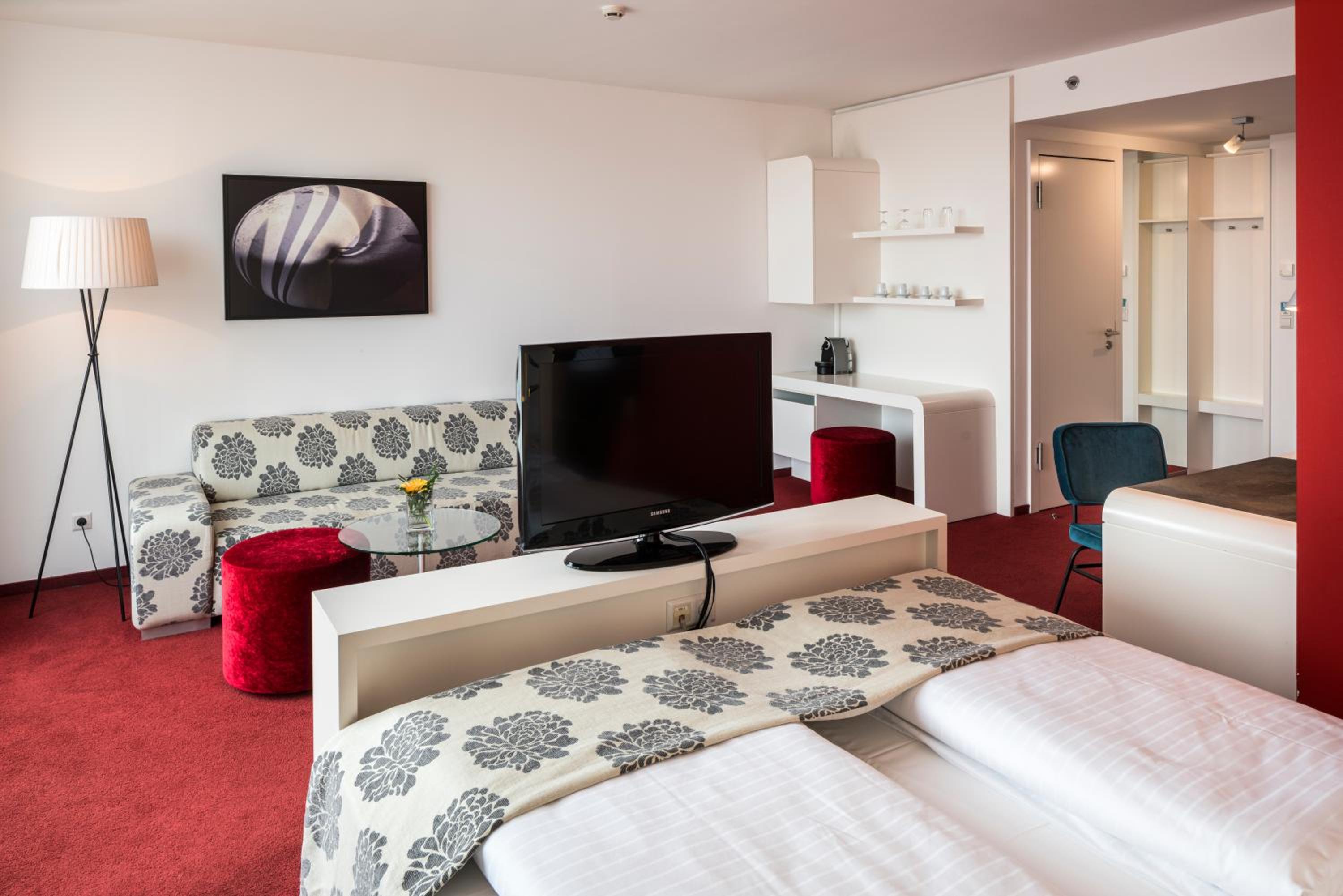 Junior Suite (with access to Rooftop Lounge) - Photo 3