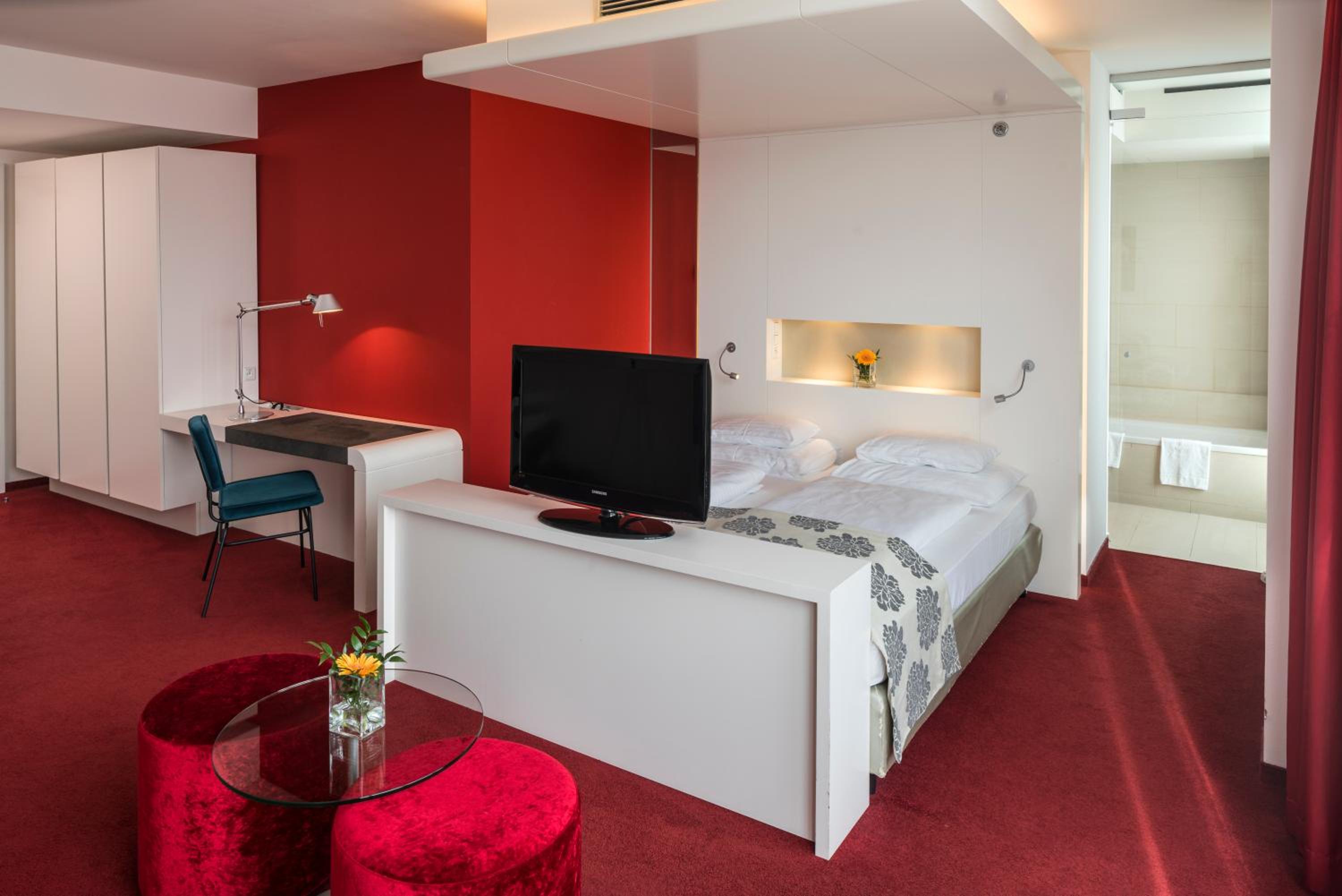 Junior Suite (with access to Rooftop Lounge) - Photo 8