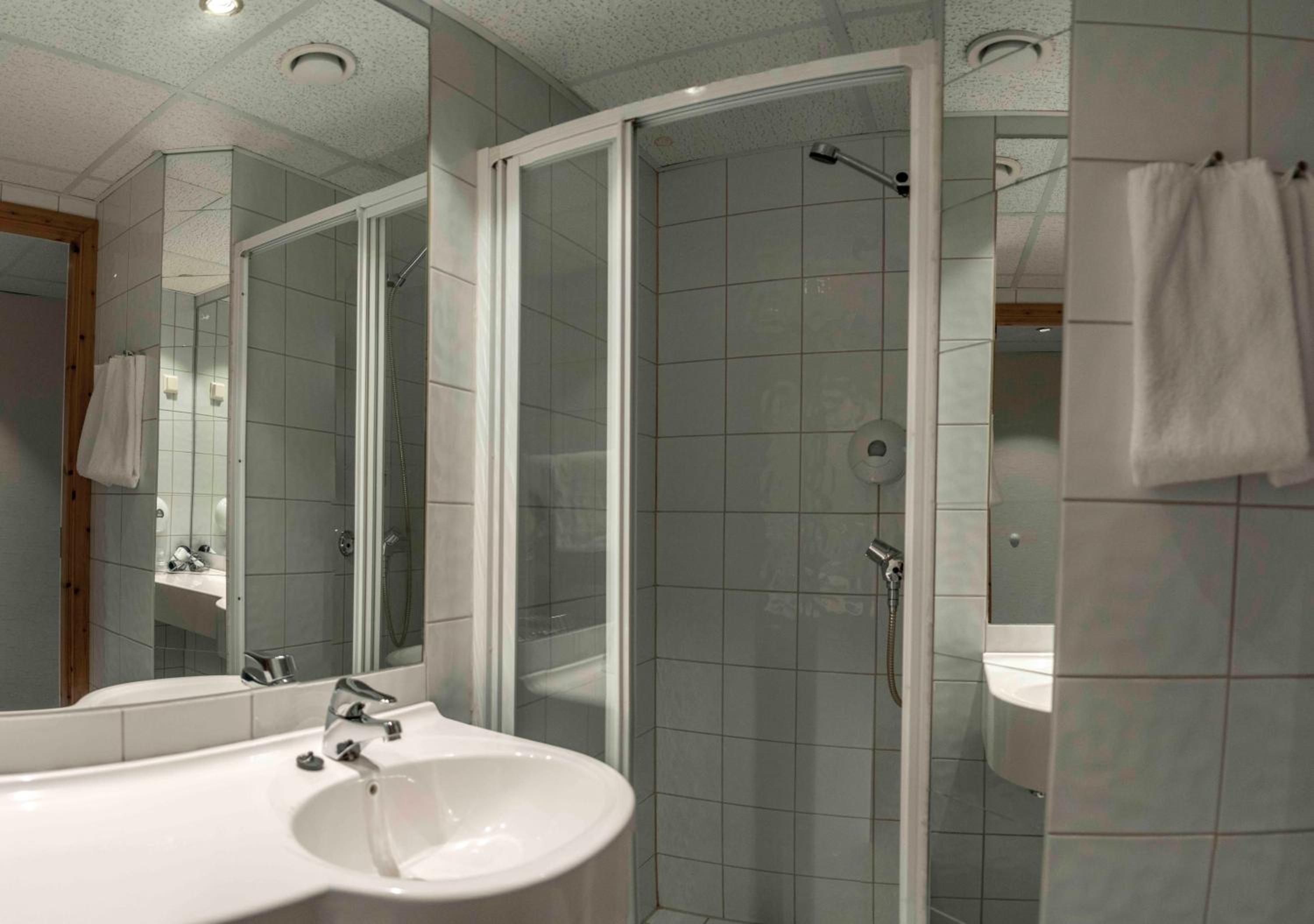 Twin Room with Balcony - Photo 4