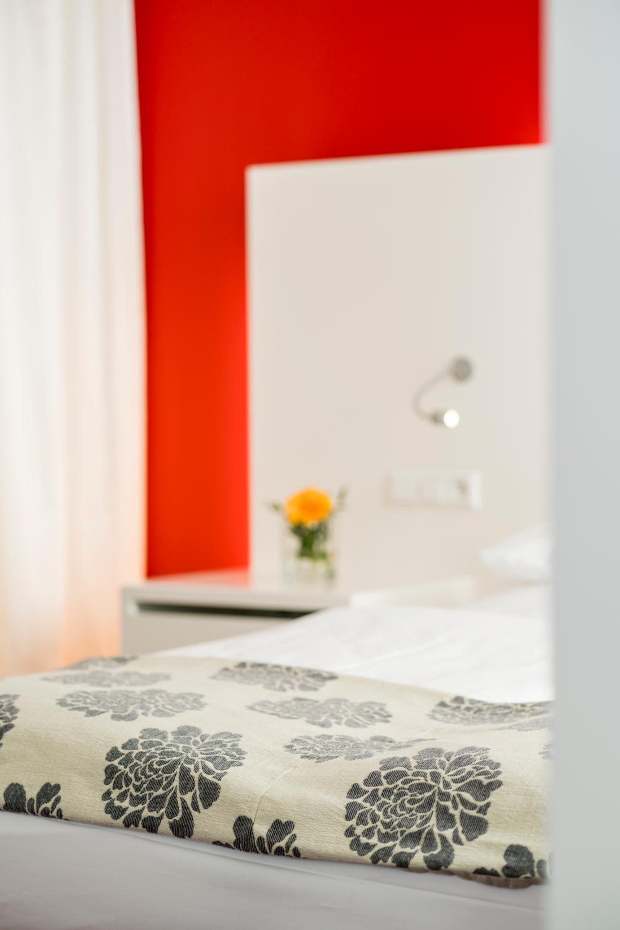 Senior Suite (with access to Rooftop Lounge) - Photo 7