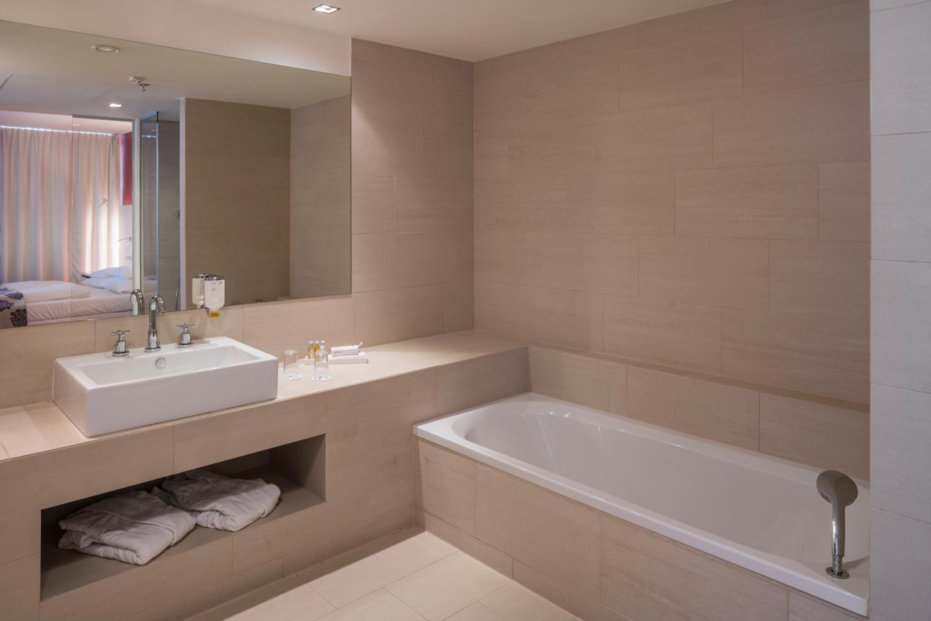 Senior Suite (with access to Rooftop Lounge) - Photo 6