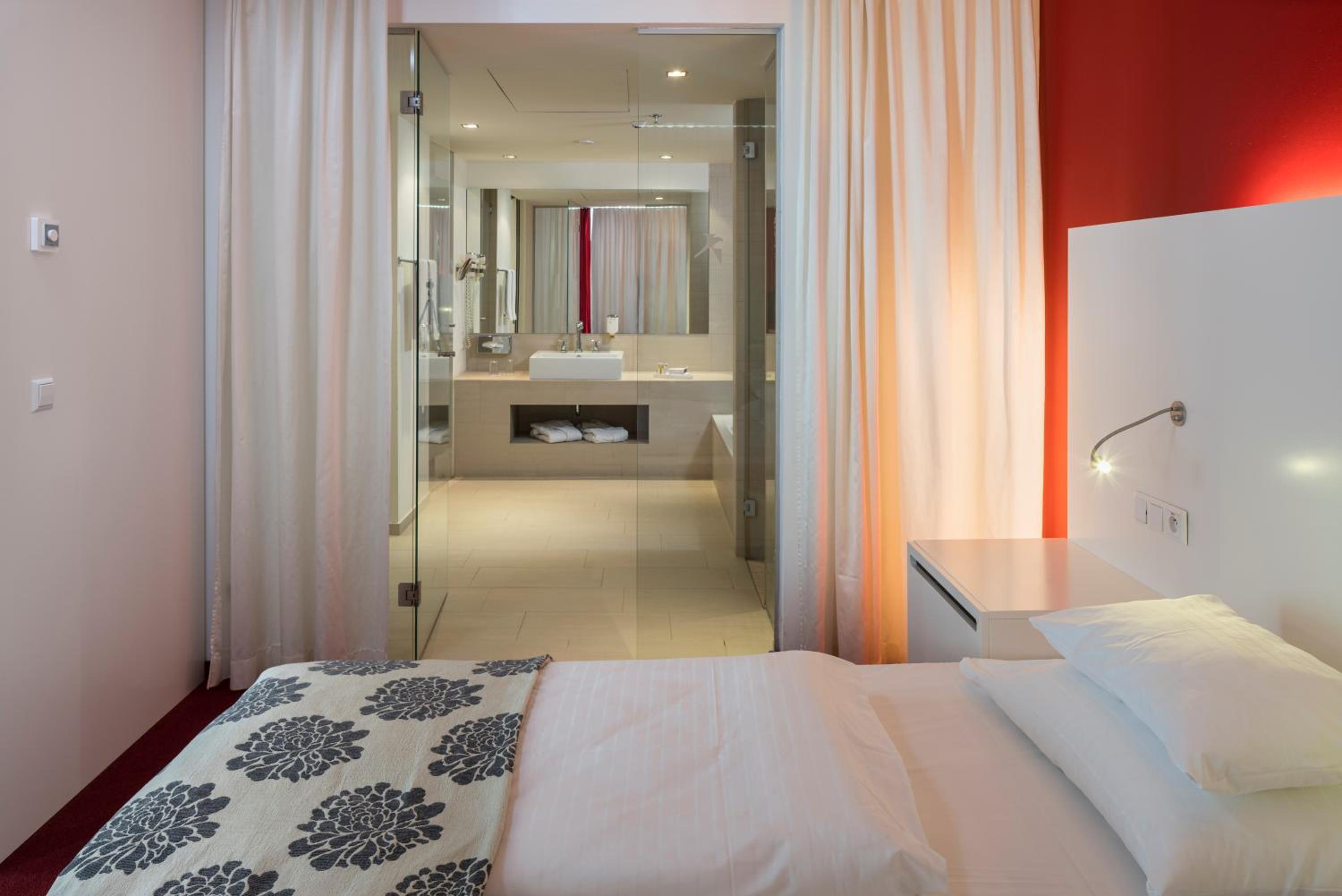 Senior Suite (with access to Rooftop Lounge) - Photo 5