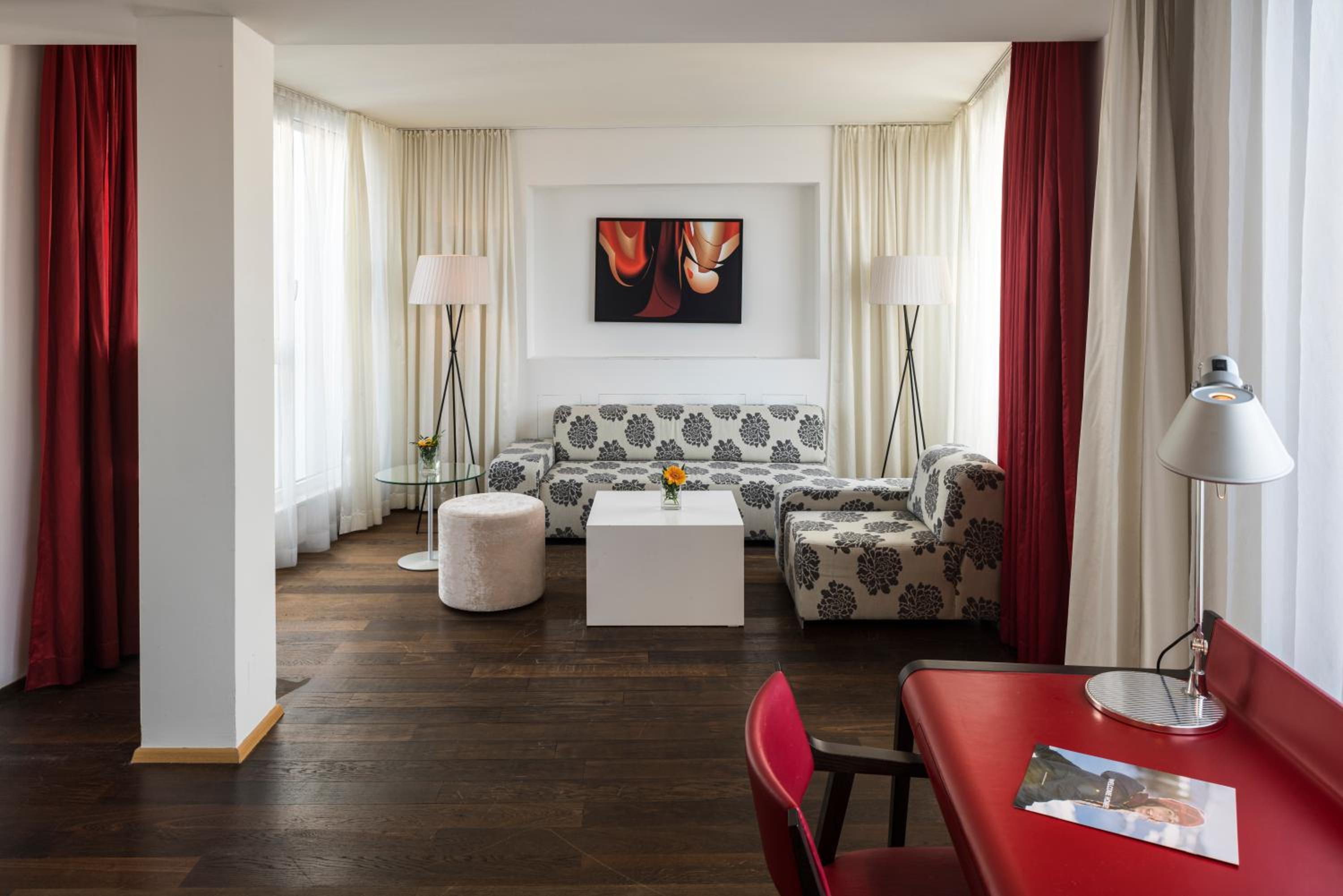 Senior Suite (with access to Rooftop Lounge) - Photo 4