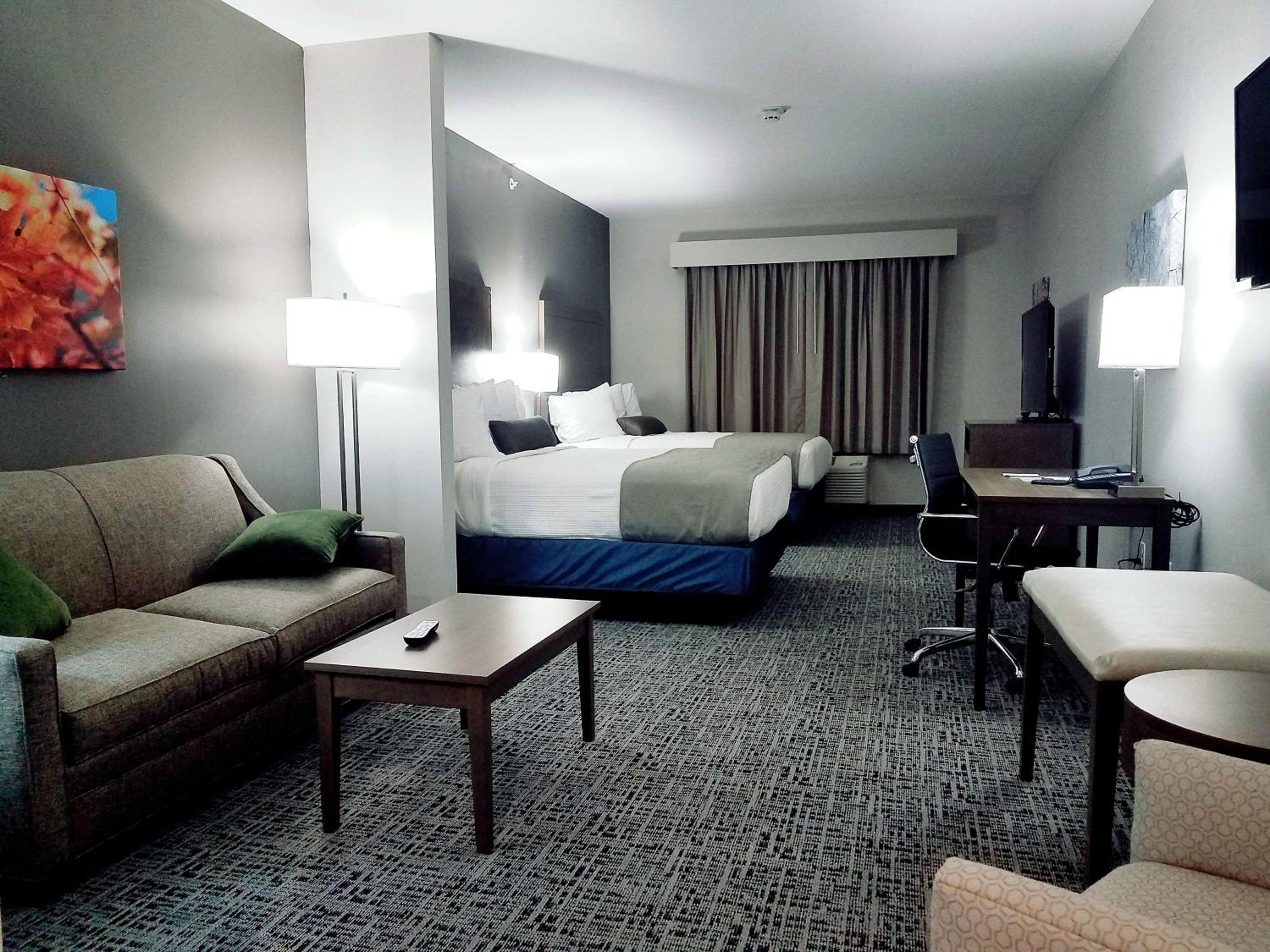 Queen Suite with Two Queen Beds and Sofa Bed - Photo 2