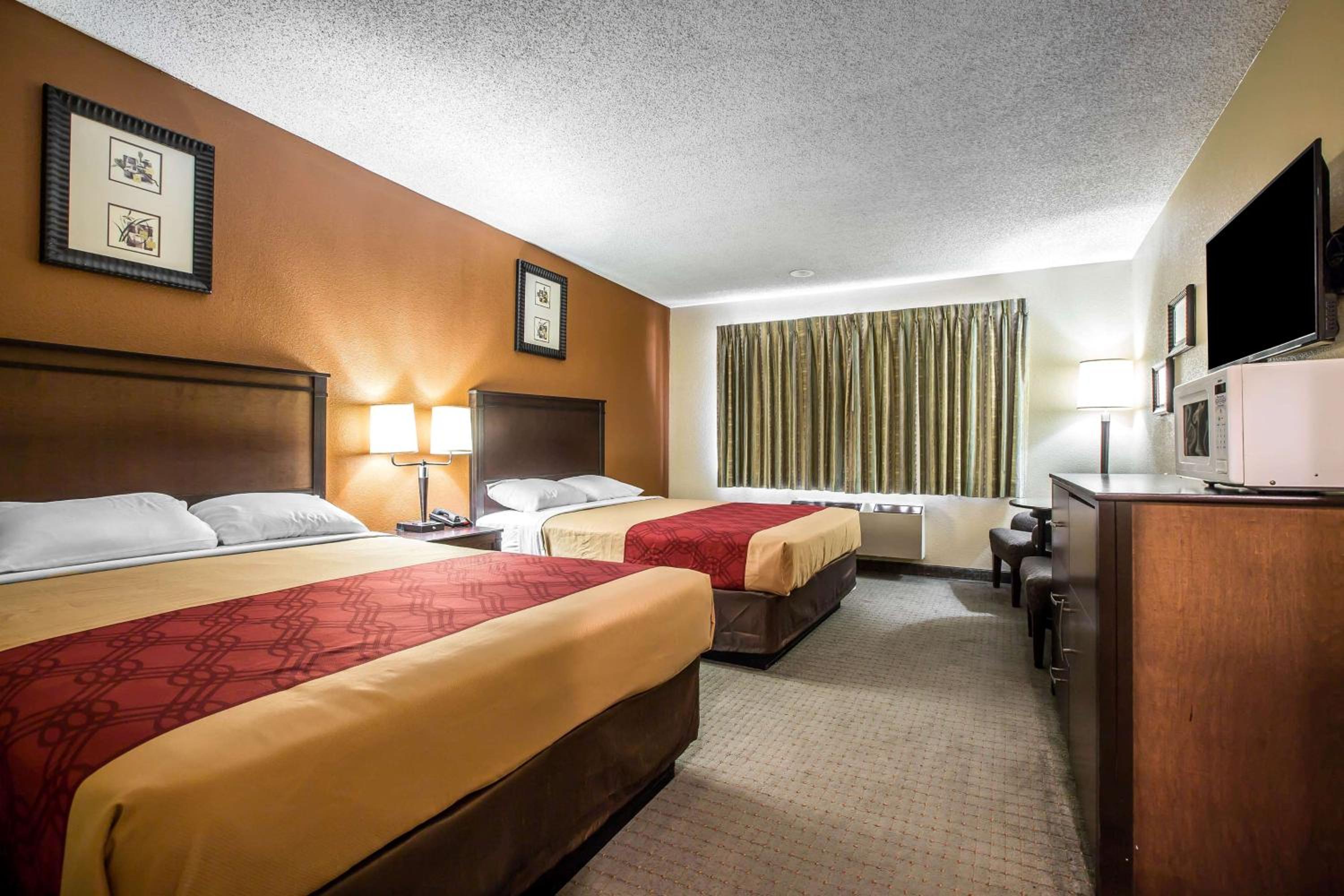 Queen Room with Two Queen Beds - Non-Smoking - Photo 2