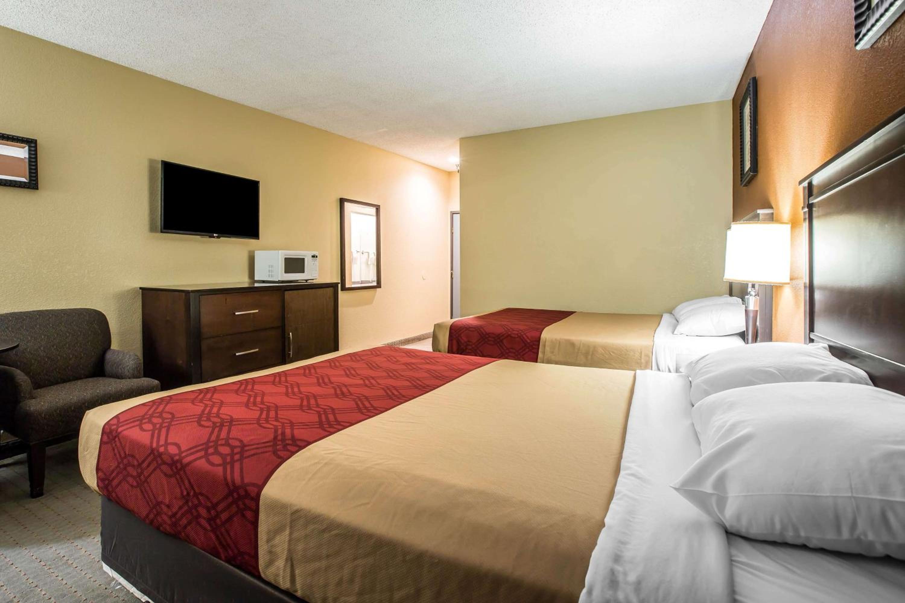 Queen Room with Two Queen Beds - Non-Smoking - Photo 11