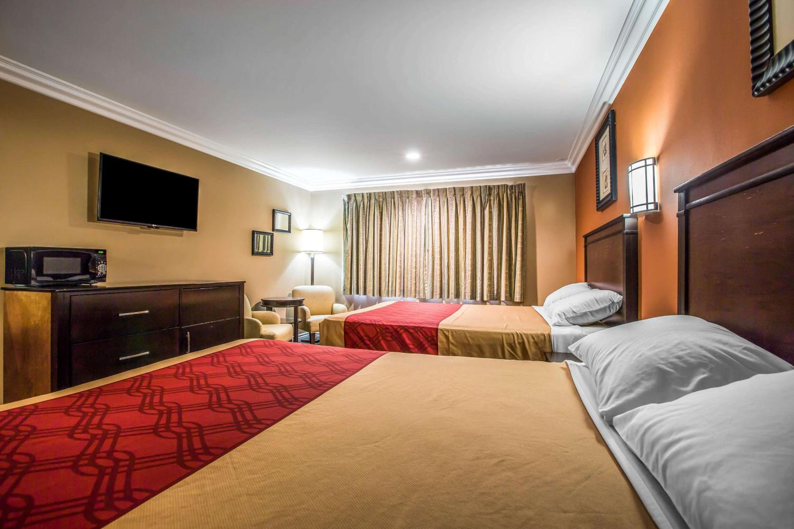Queen Room with Two Queen Beds - Non-Smoking - Photo 7