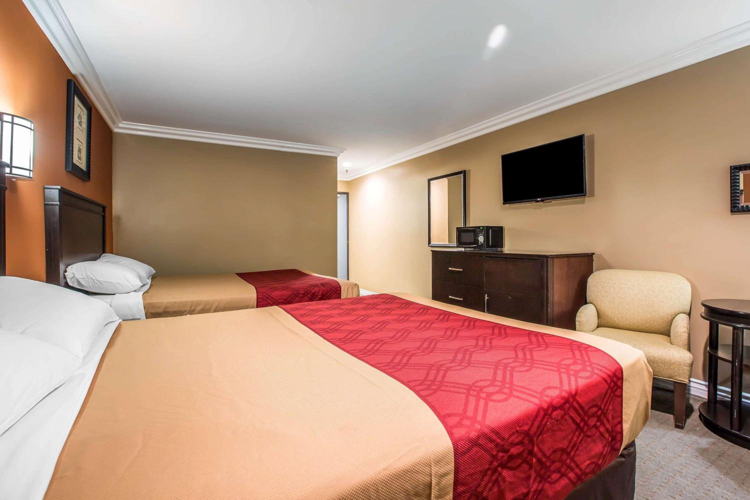Queen Room with Two Queen Beds - Non-Smoking - Photo 12