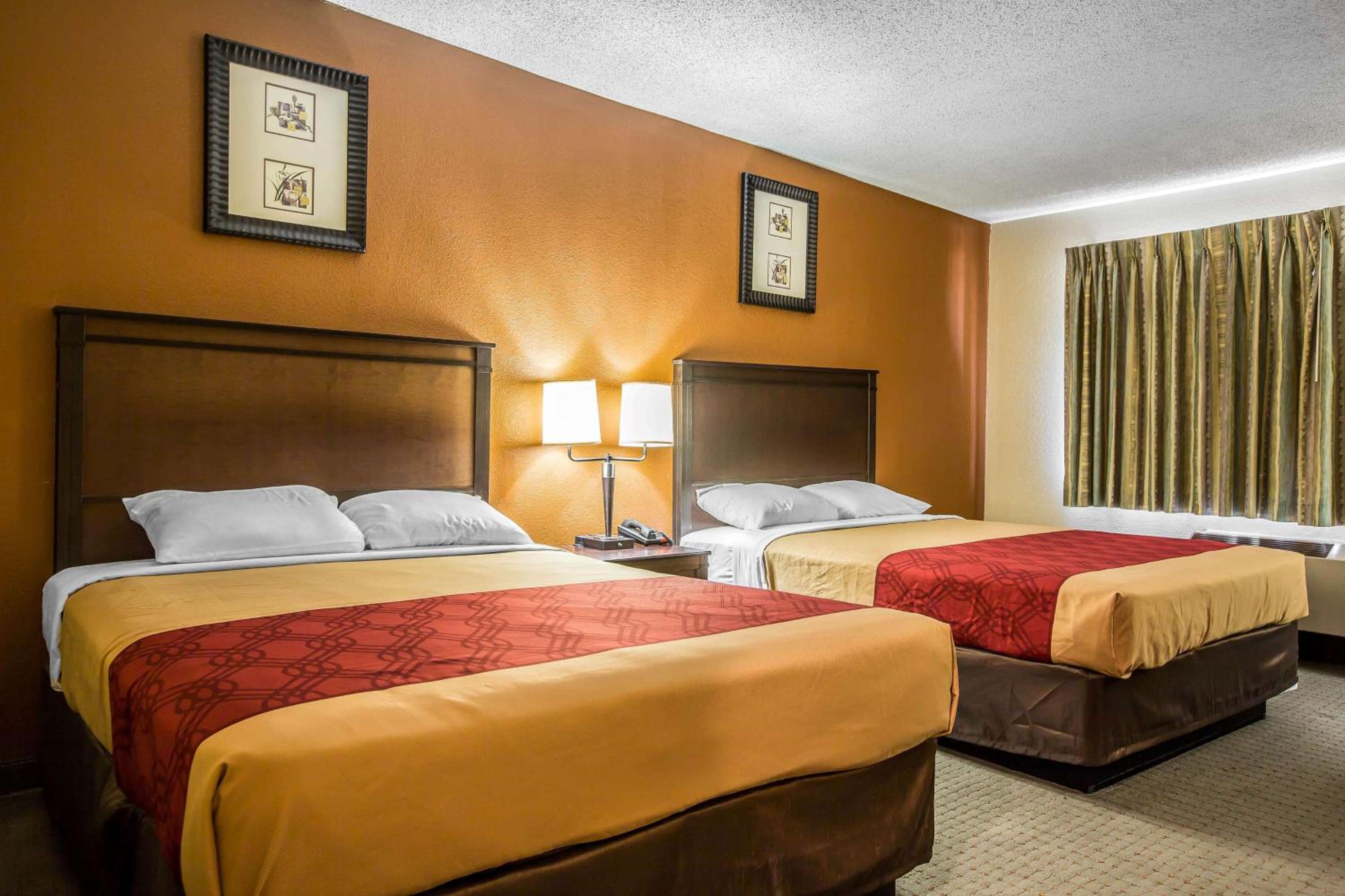 Queen Room with Two Queen Beds - Non-Smoking - Photo 5