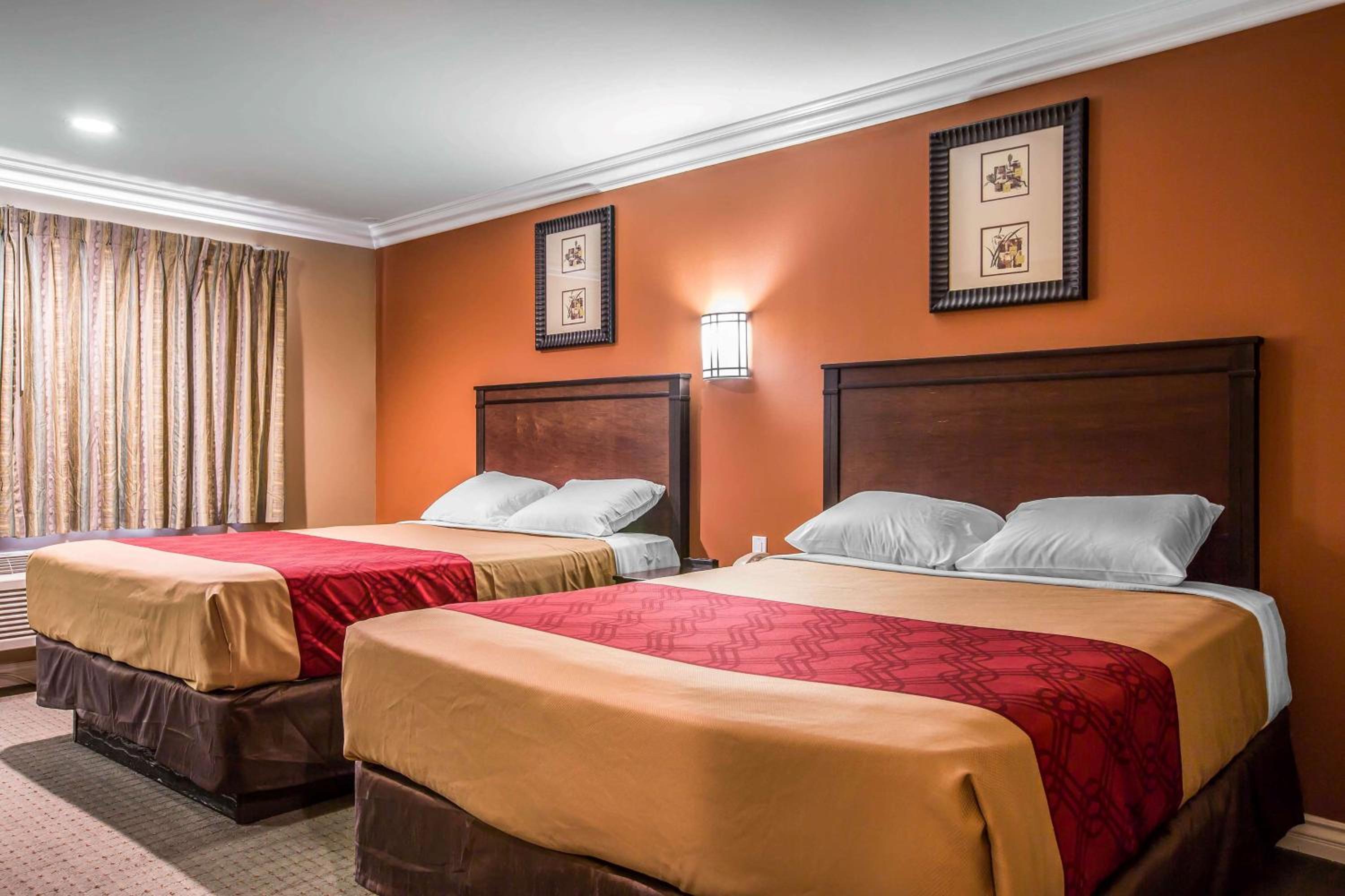 Queen Room with Two Queen Beds - Non-Smoking - Photo 4
