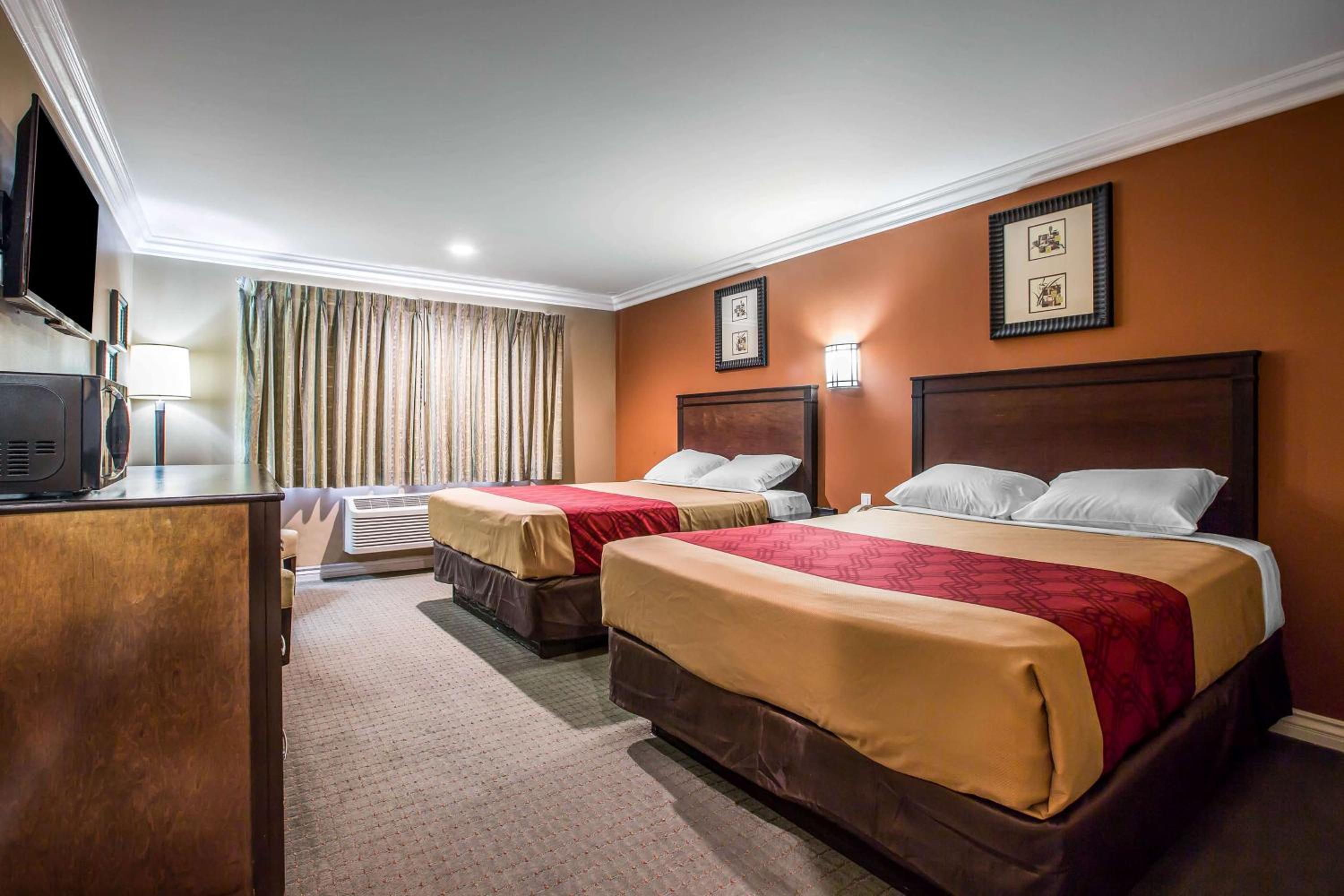 Queen Room with Two Queen Beds - Non-Smoking - Photo 3