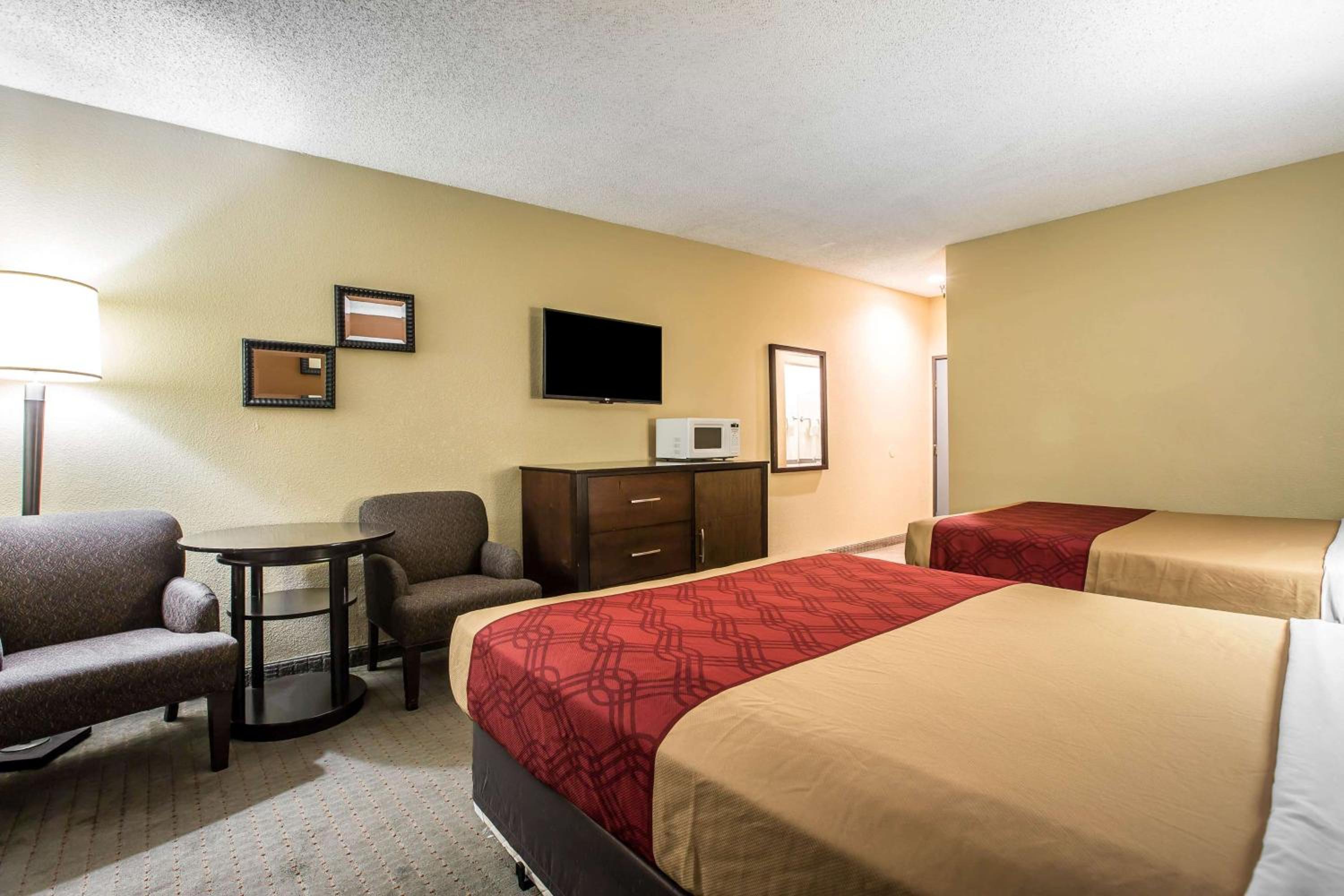Queen Room with Two Queen Beds - Non-Smoking - Photo 6
