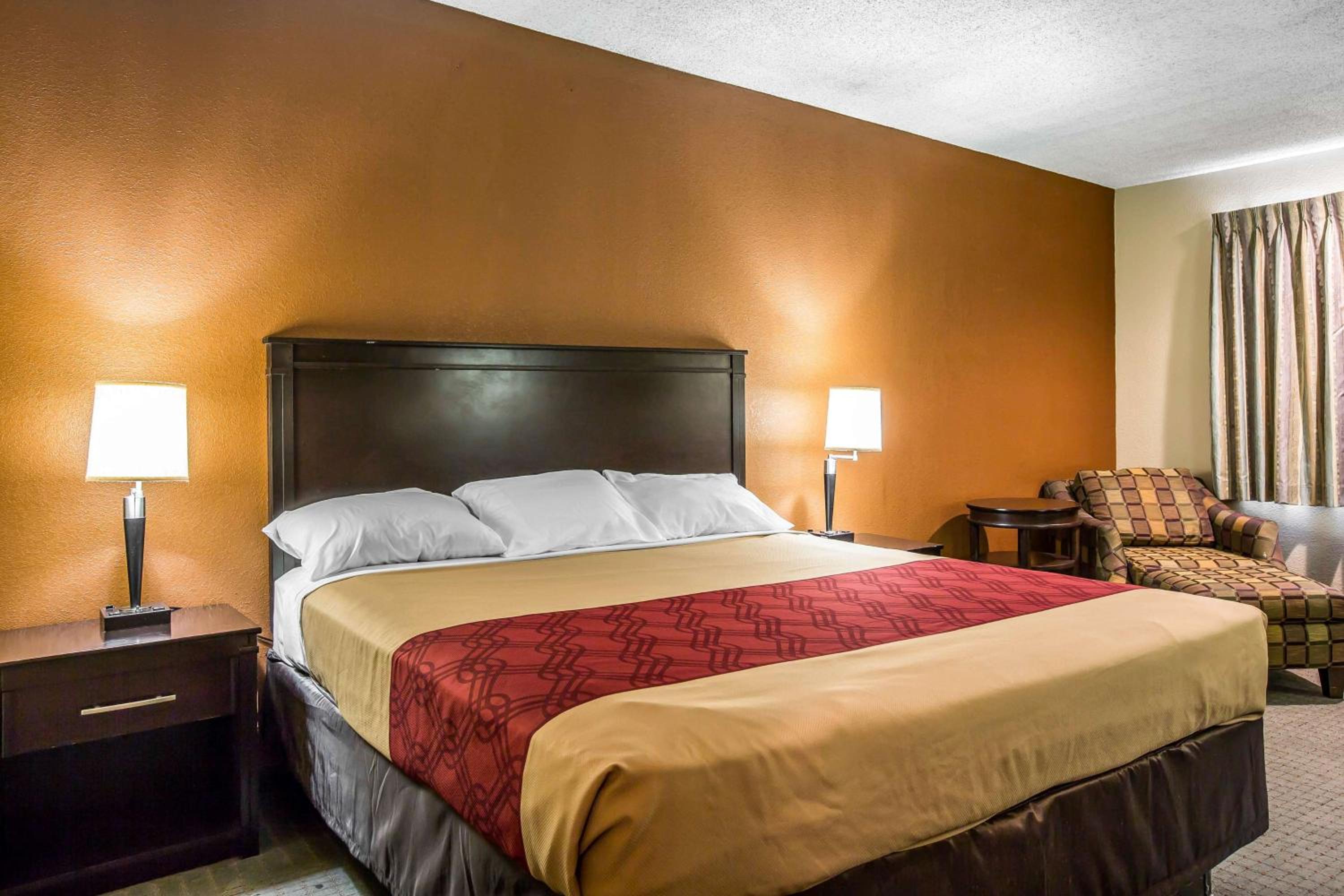 King Room - Non-Smoking - Photo 2