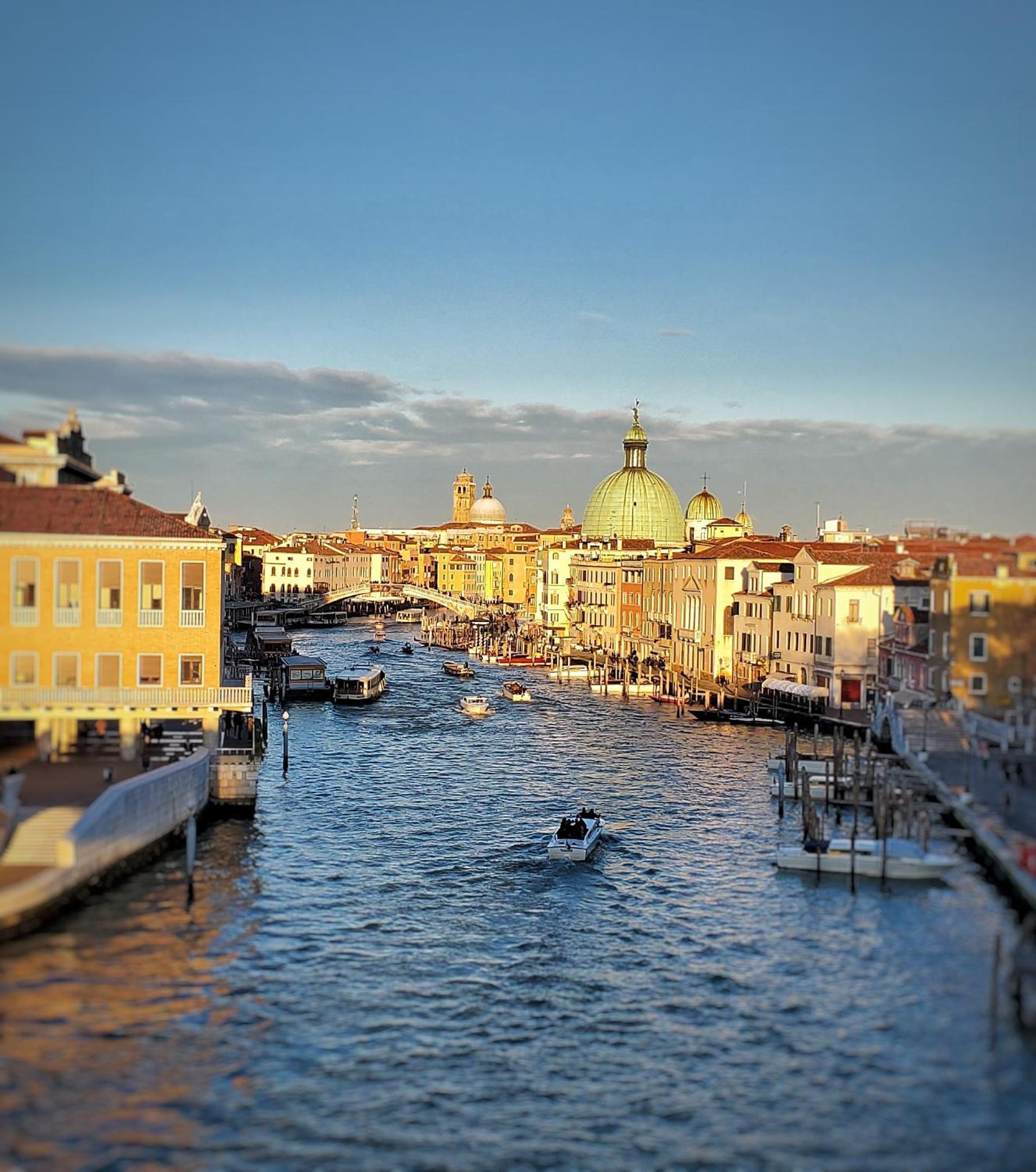Deluxe Double or Twin Room with Grand Canal View and Full Breakfast thumbnail 6