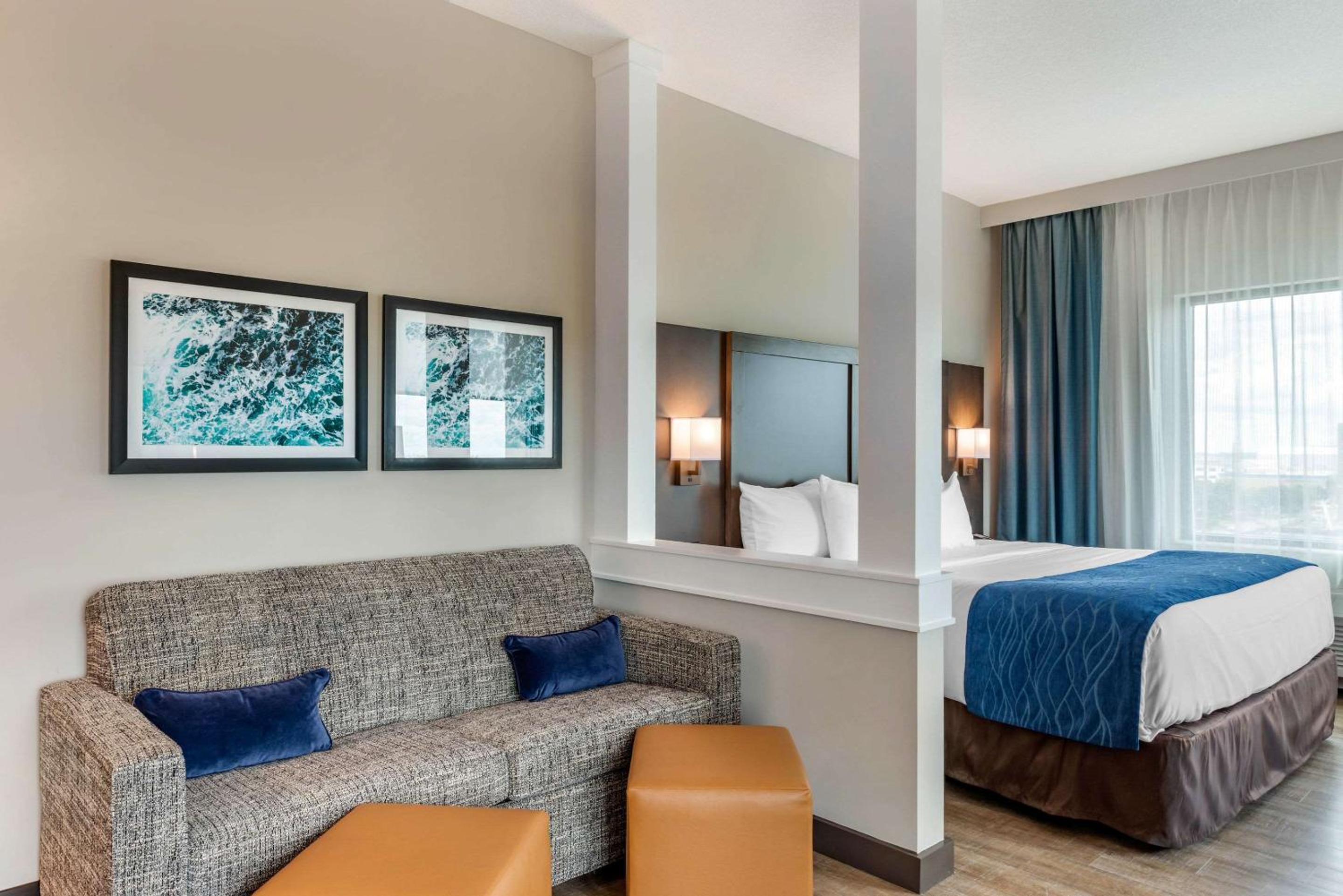 King Suite with Sofa Bed - Non-Smoking photo 3