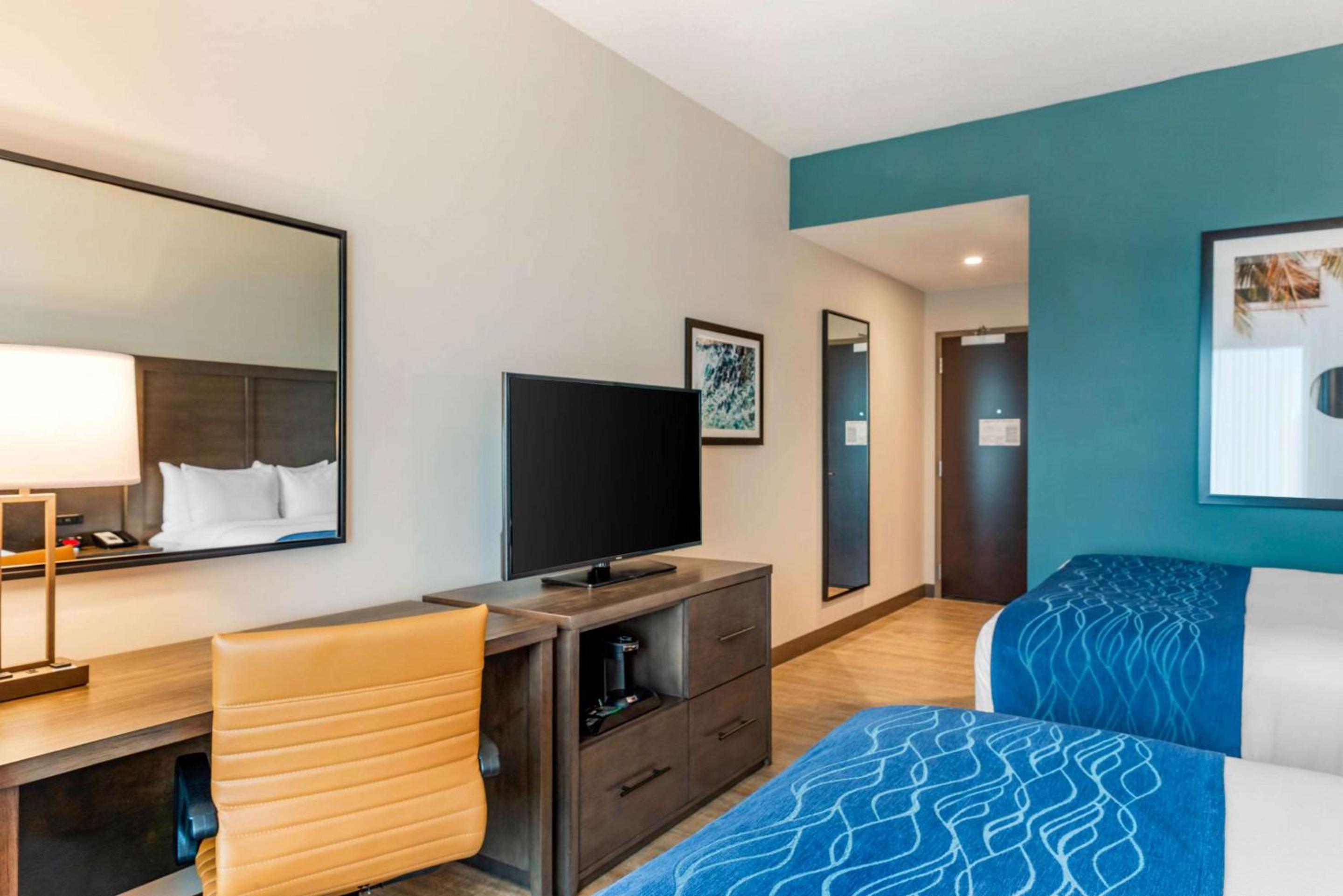 Queen Room with Two Queen Beds - Non-Smoking photo 3