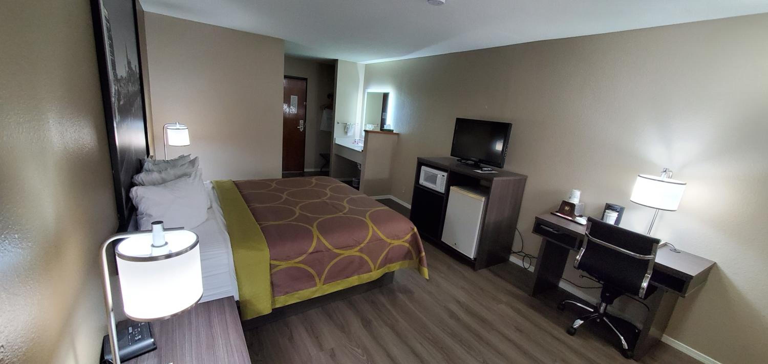 King Room - Non-Smoking - Photo 2