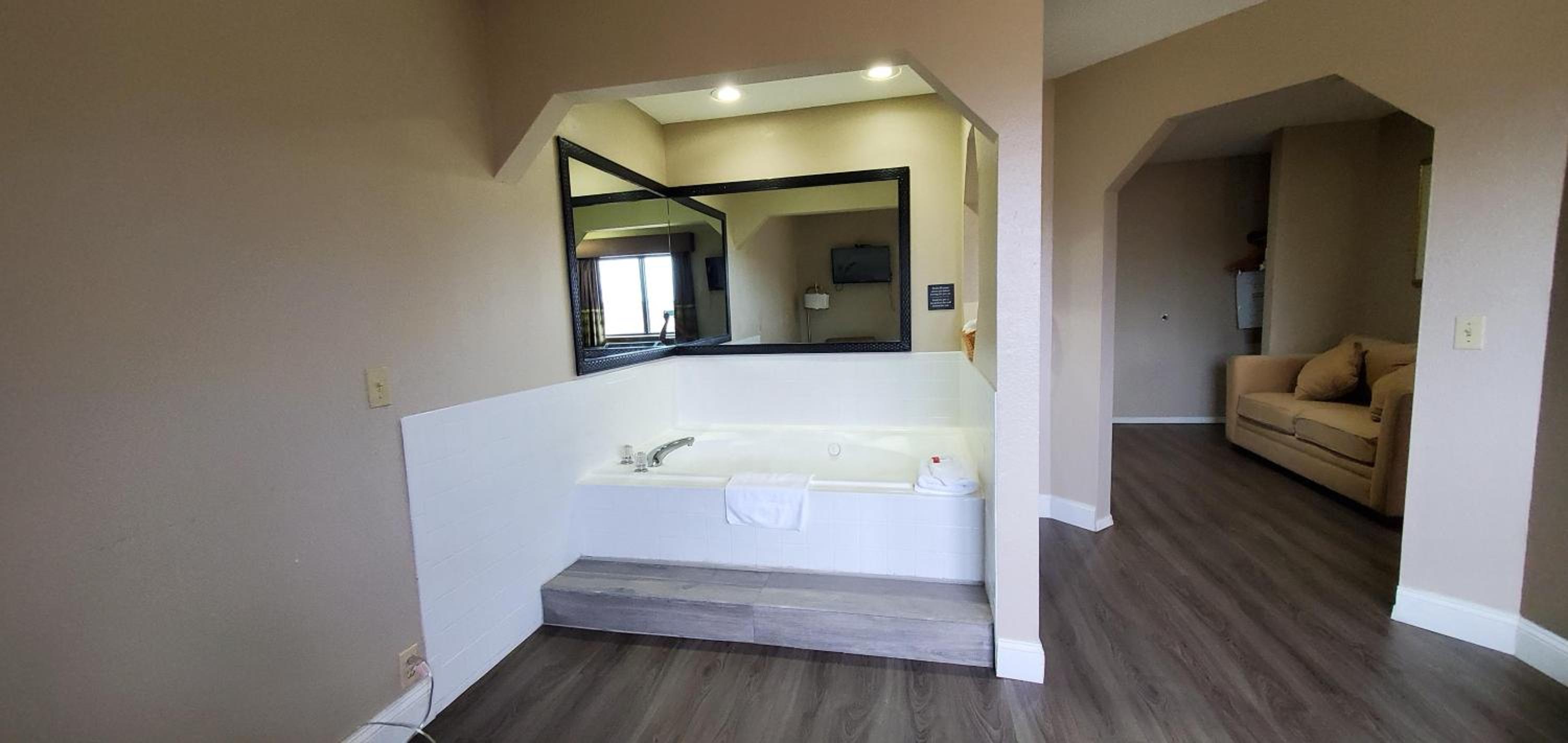 King Studio Suite - Non-Smoking - Photo 3