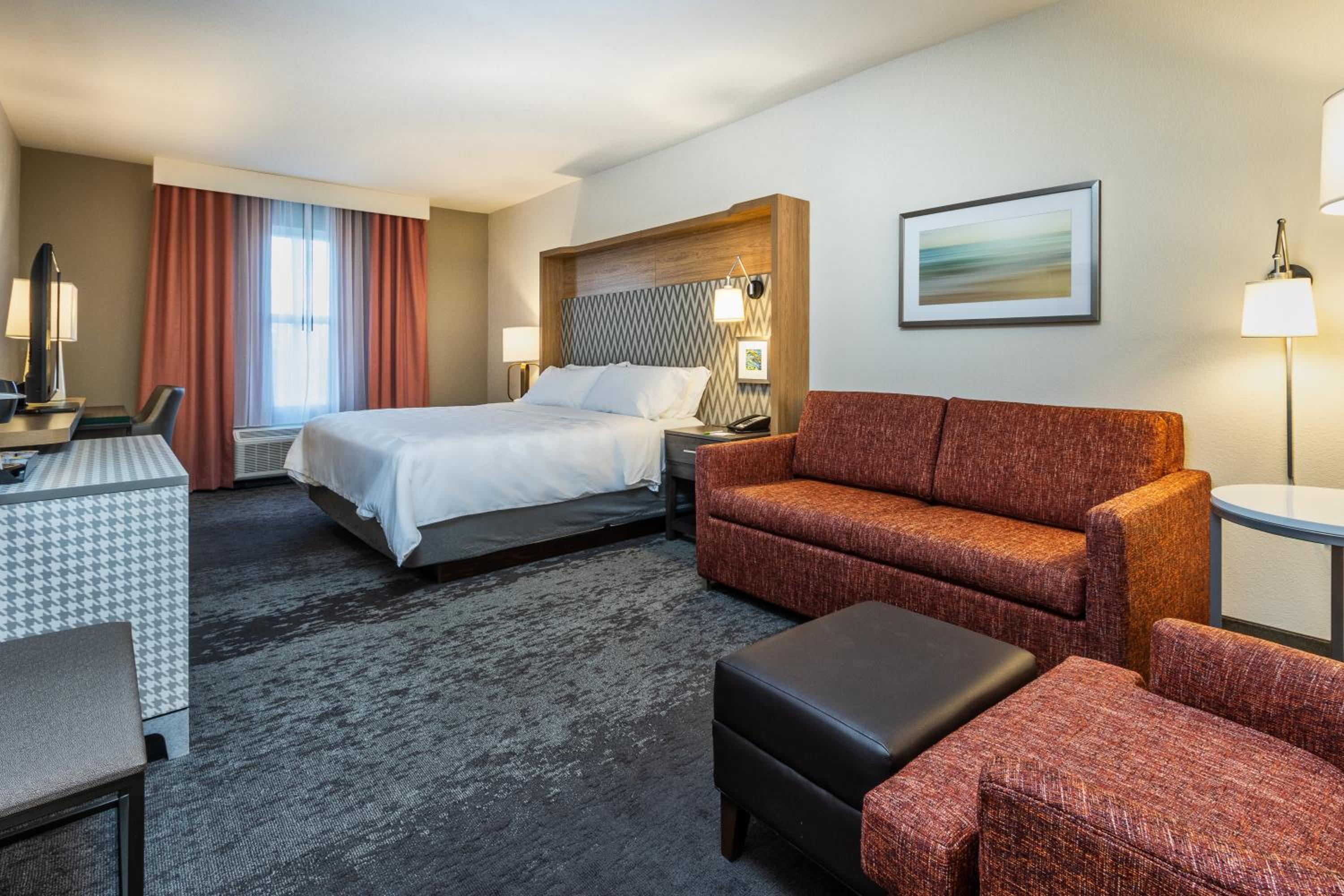 Standard King Room with Sofa Bed - Photo 1