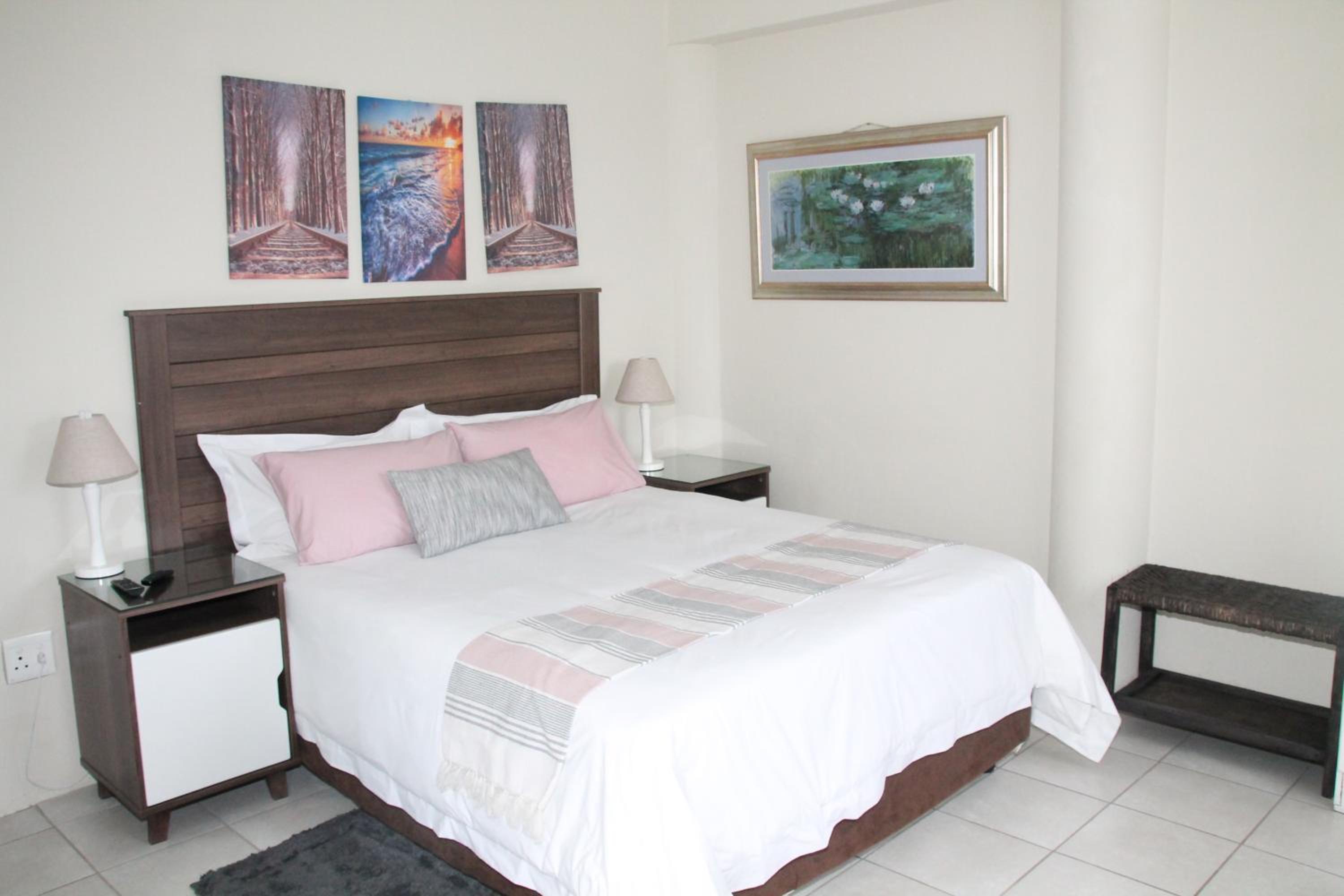 Queen Room with Pool View - Photo 2
