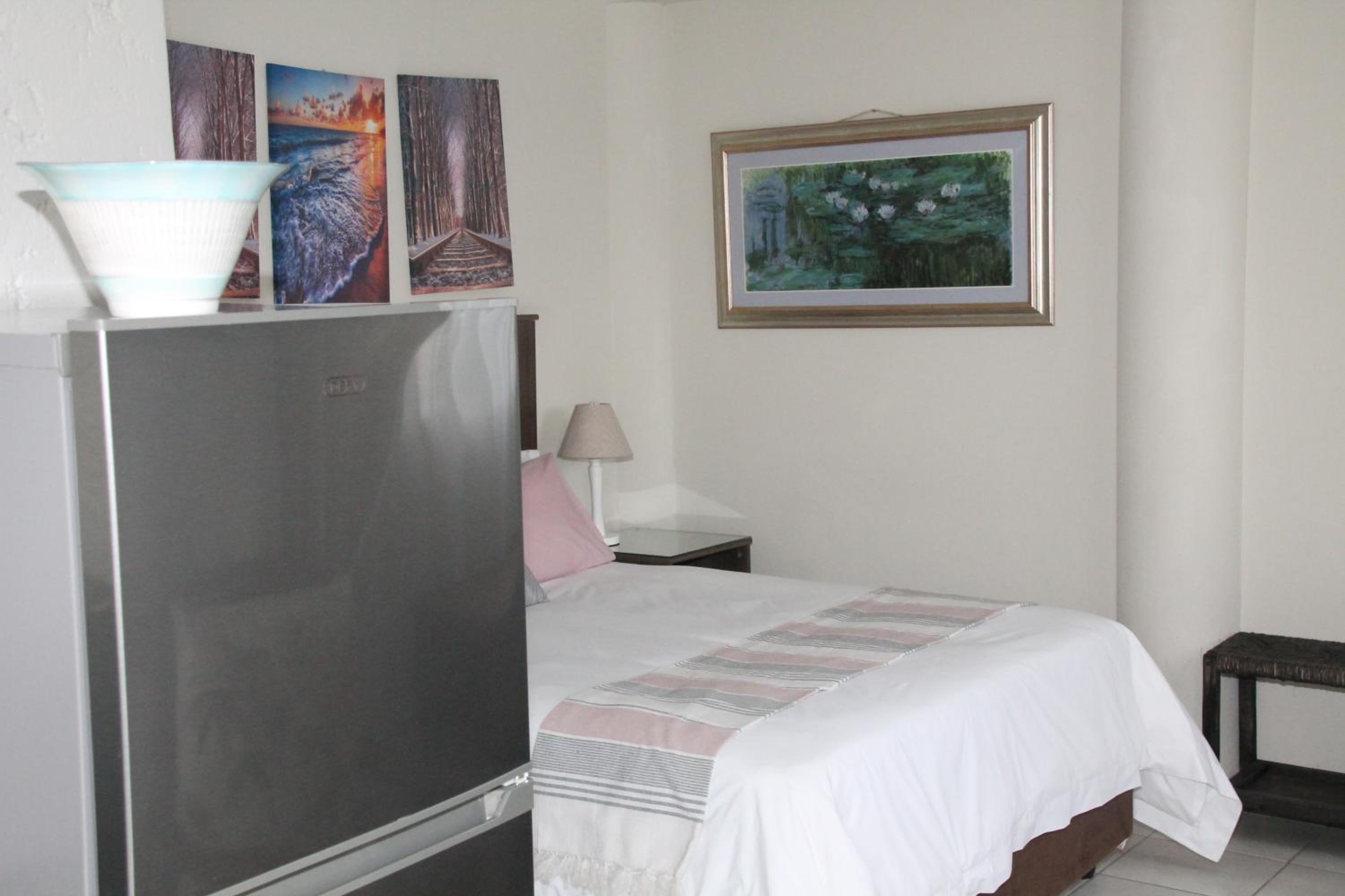 Queen Room with Pool View - Photo 1