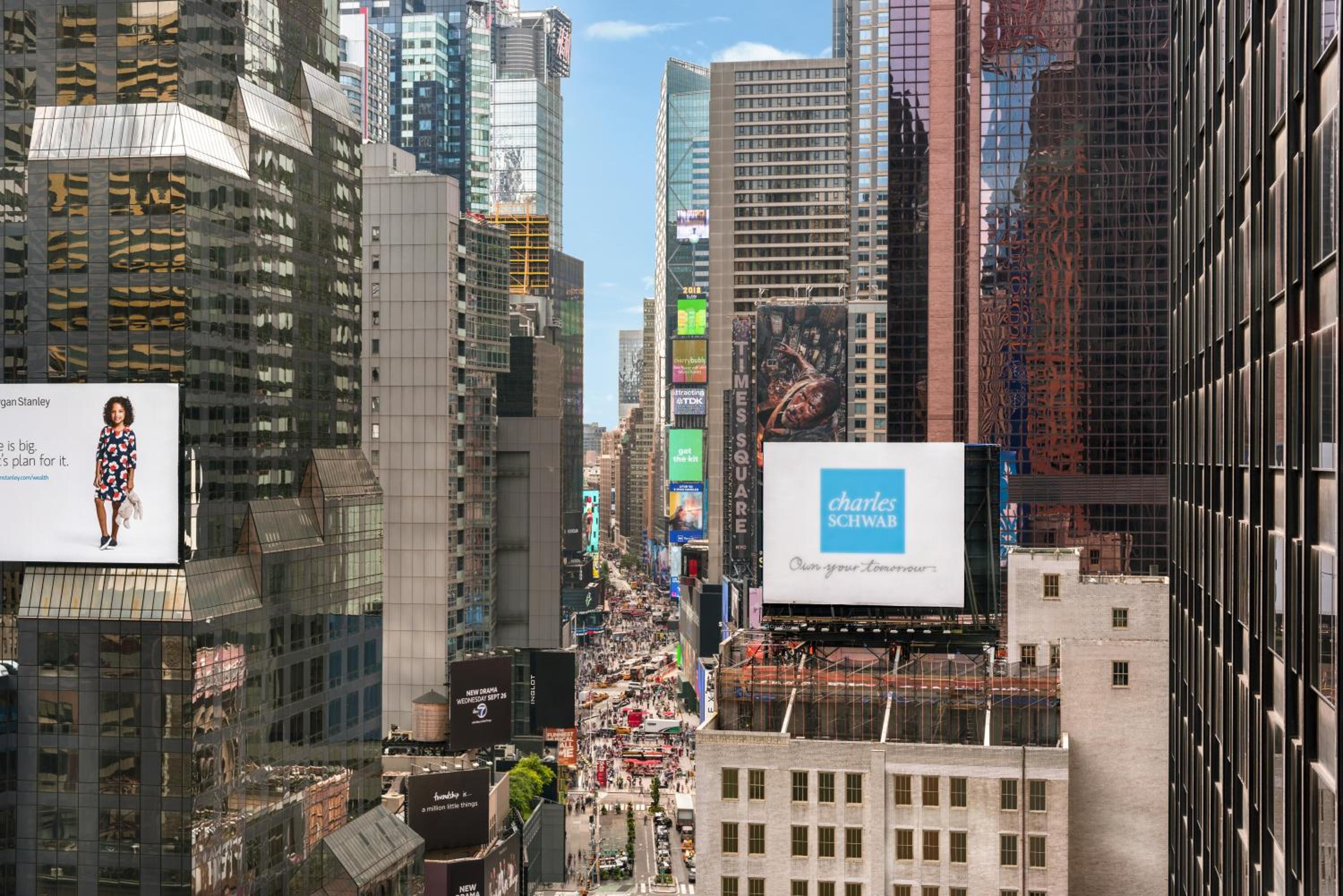 Social Deluxe Times Square King -Ball Drop View