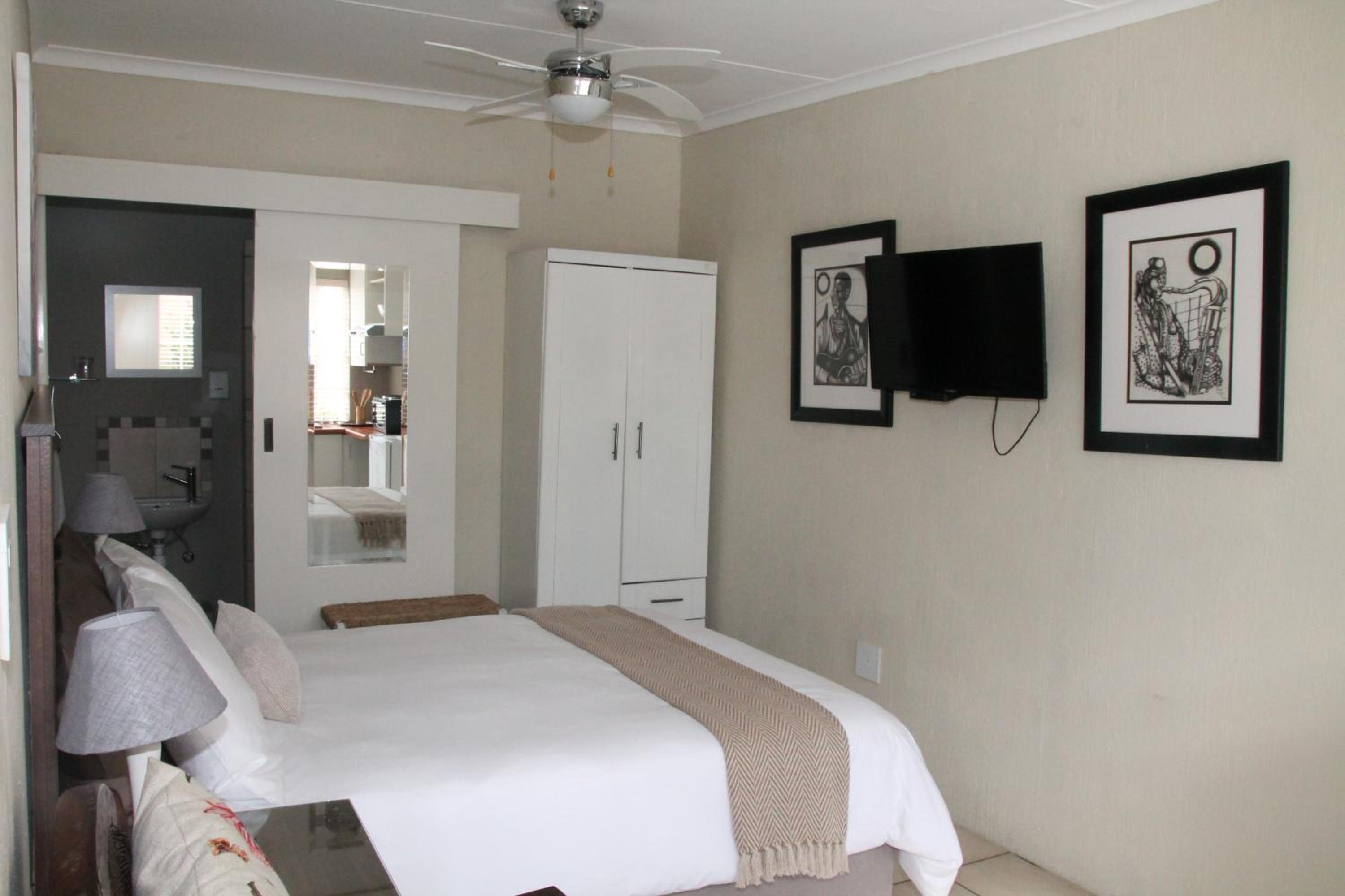 Standard Double Room - Photo 11