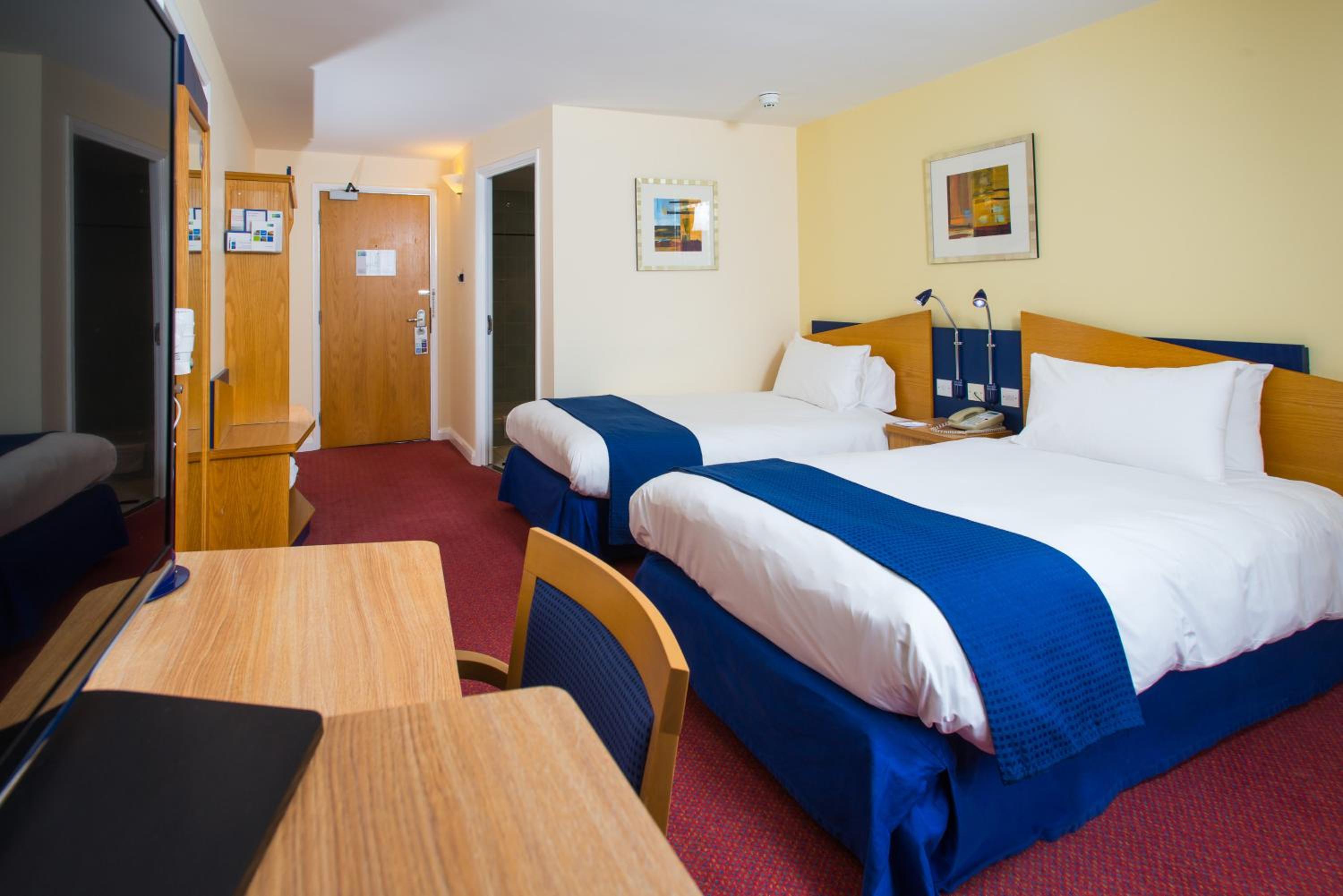 Standard Twin Room with Free Hot Breakfast - Photo 2
