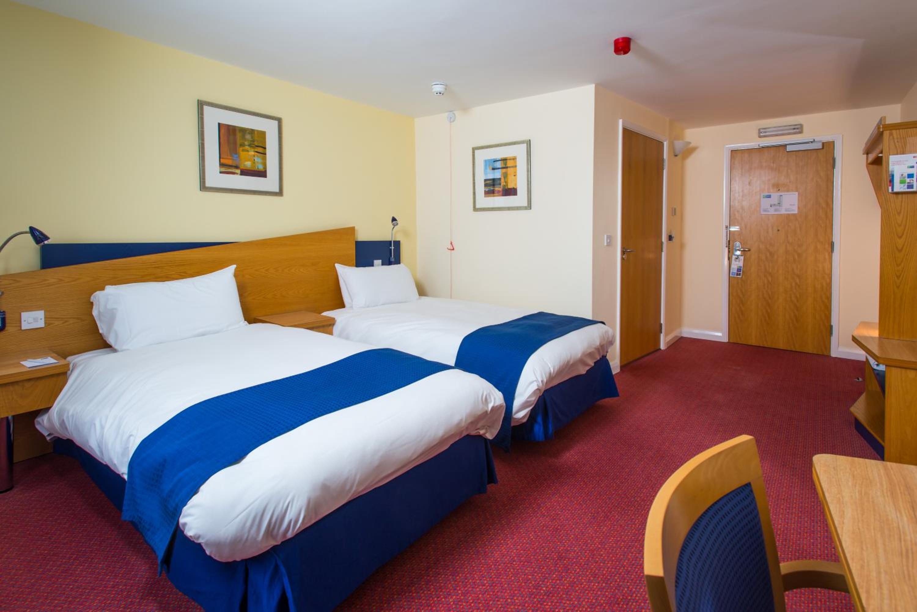 Standard Twin Room with Free Hot Breakfast - Accessible - Photo 1
