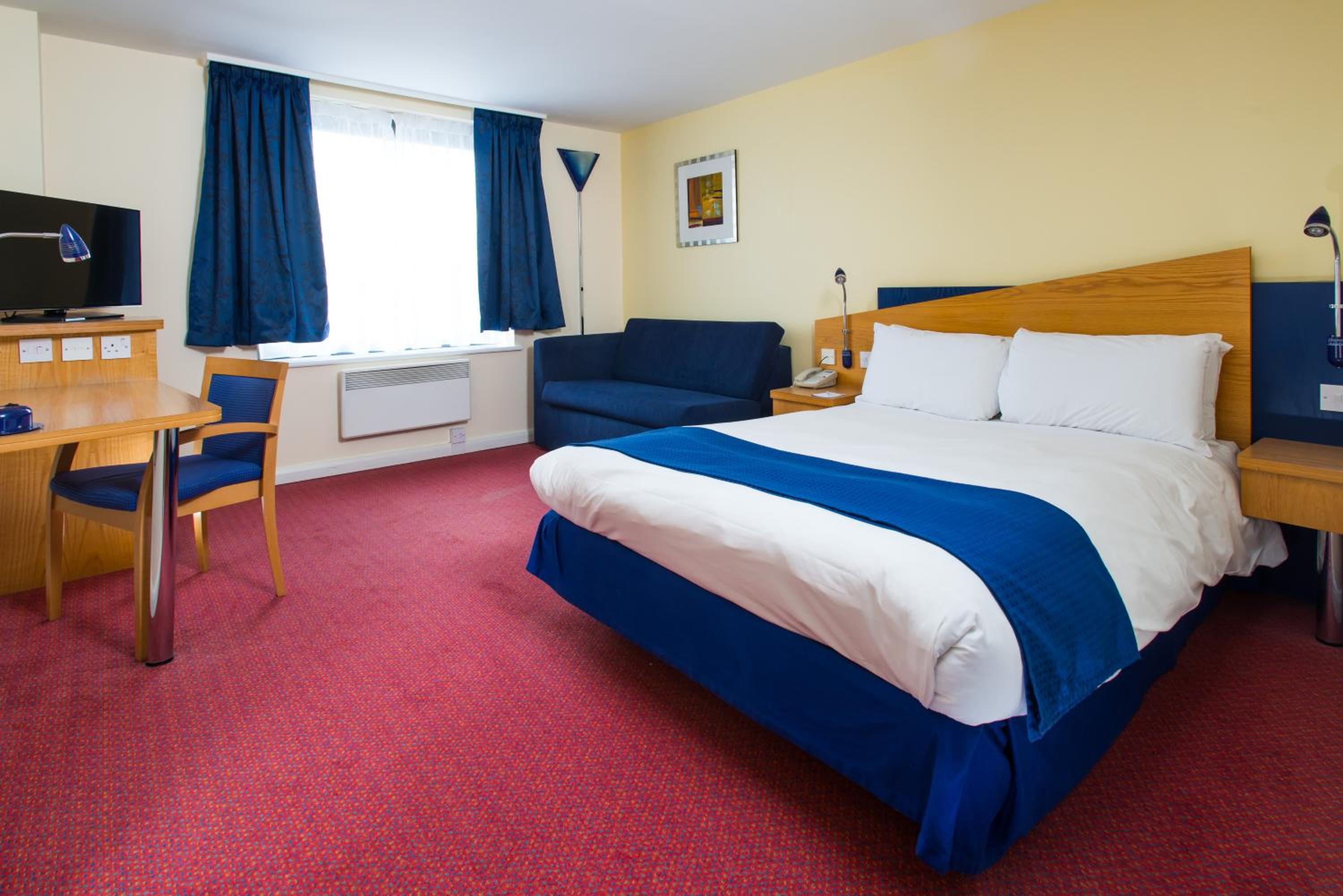 Standard Double Room with Sofa Bed and Free Hot Breakfast - Photo 1