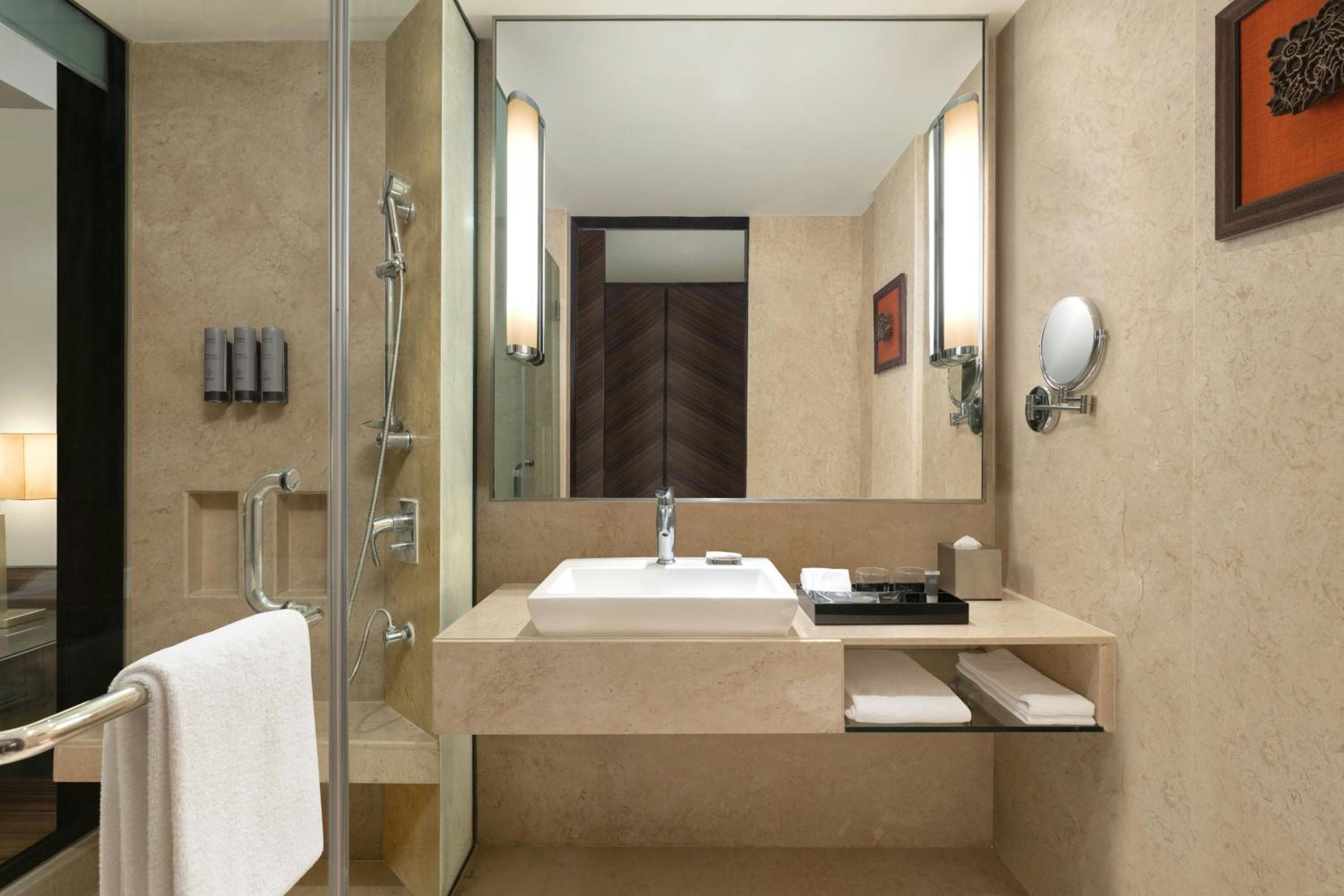 One-Bedroom King Apartment