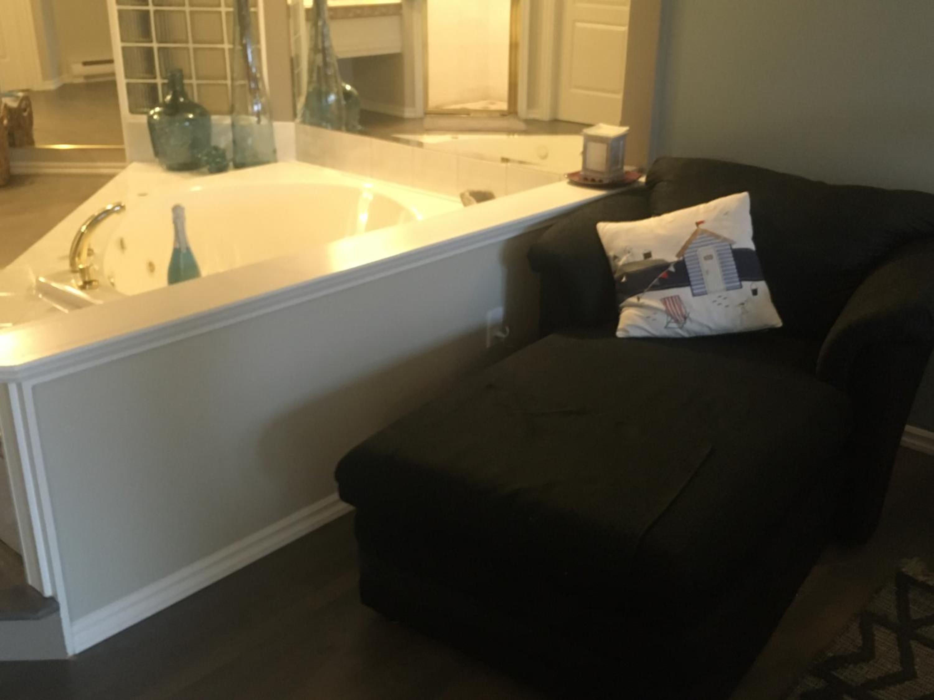 Deluxe King Suite photo 3