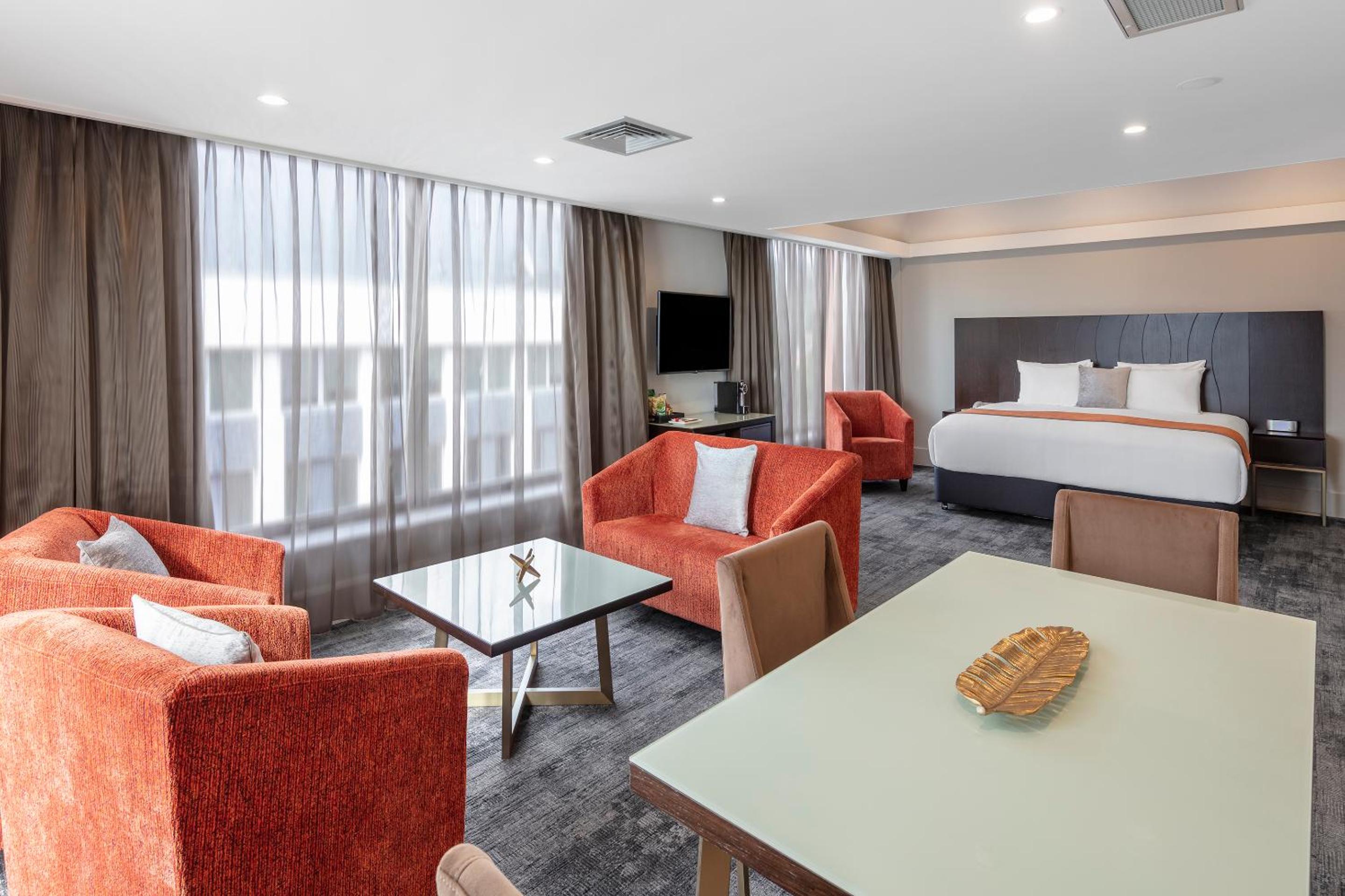 Deluxe Junior Suite - Photo 9