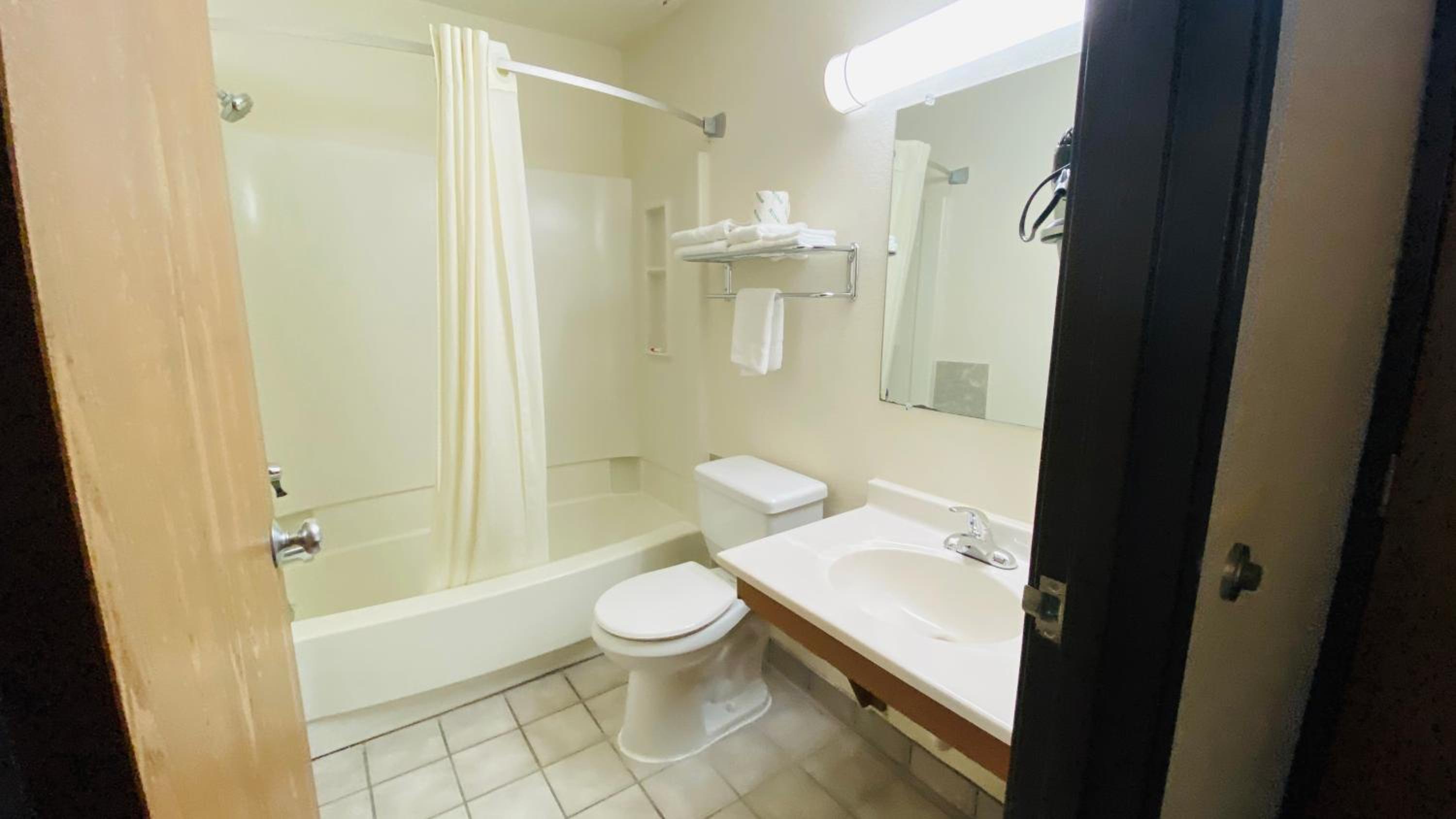 Double Room with Two Double Beds - Non-Smoking - Photo 2