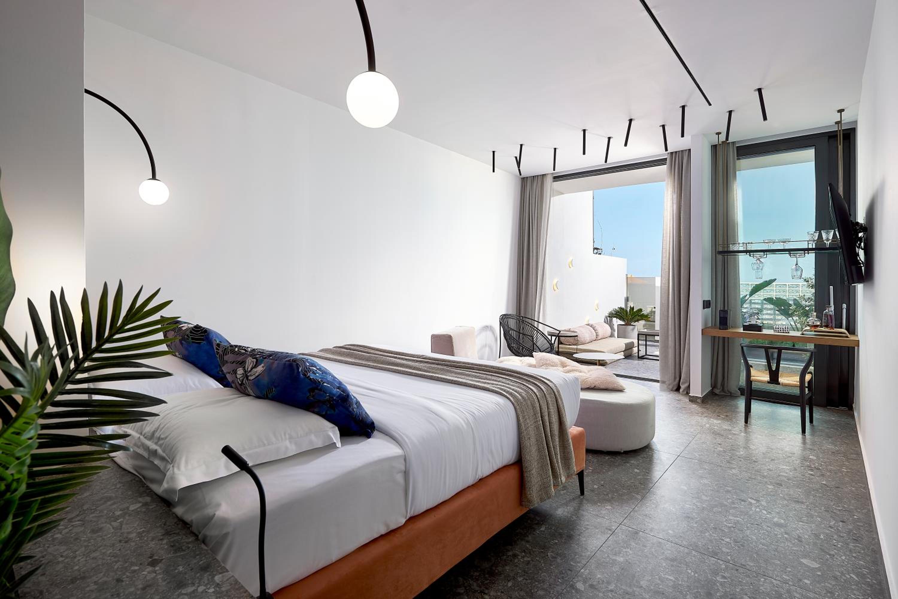Deluxe Suite with Outdoor Jacuzzi -Sea View photo 1