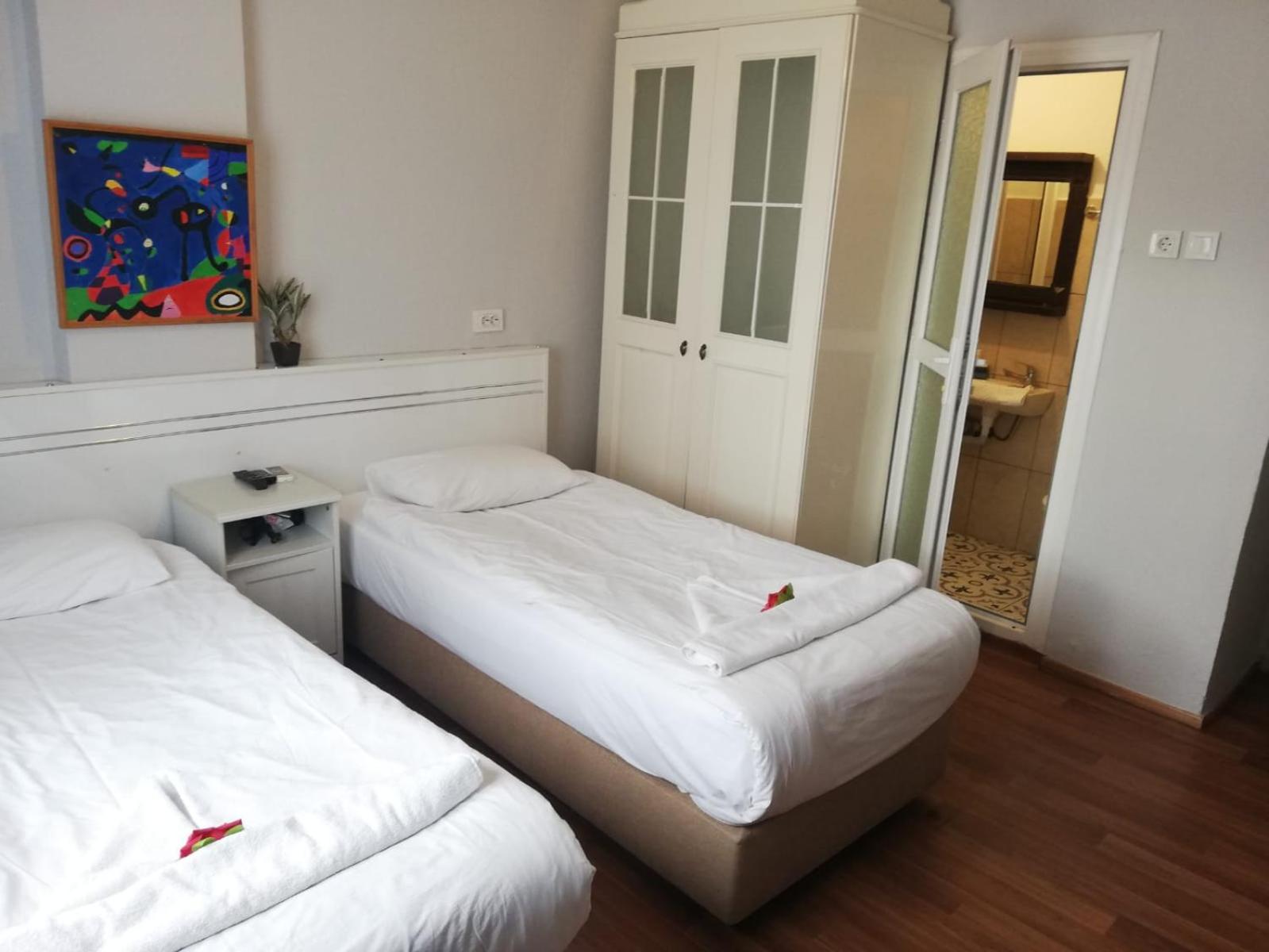 Twin Room - Photo 12
