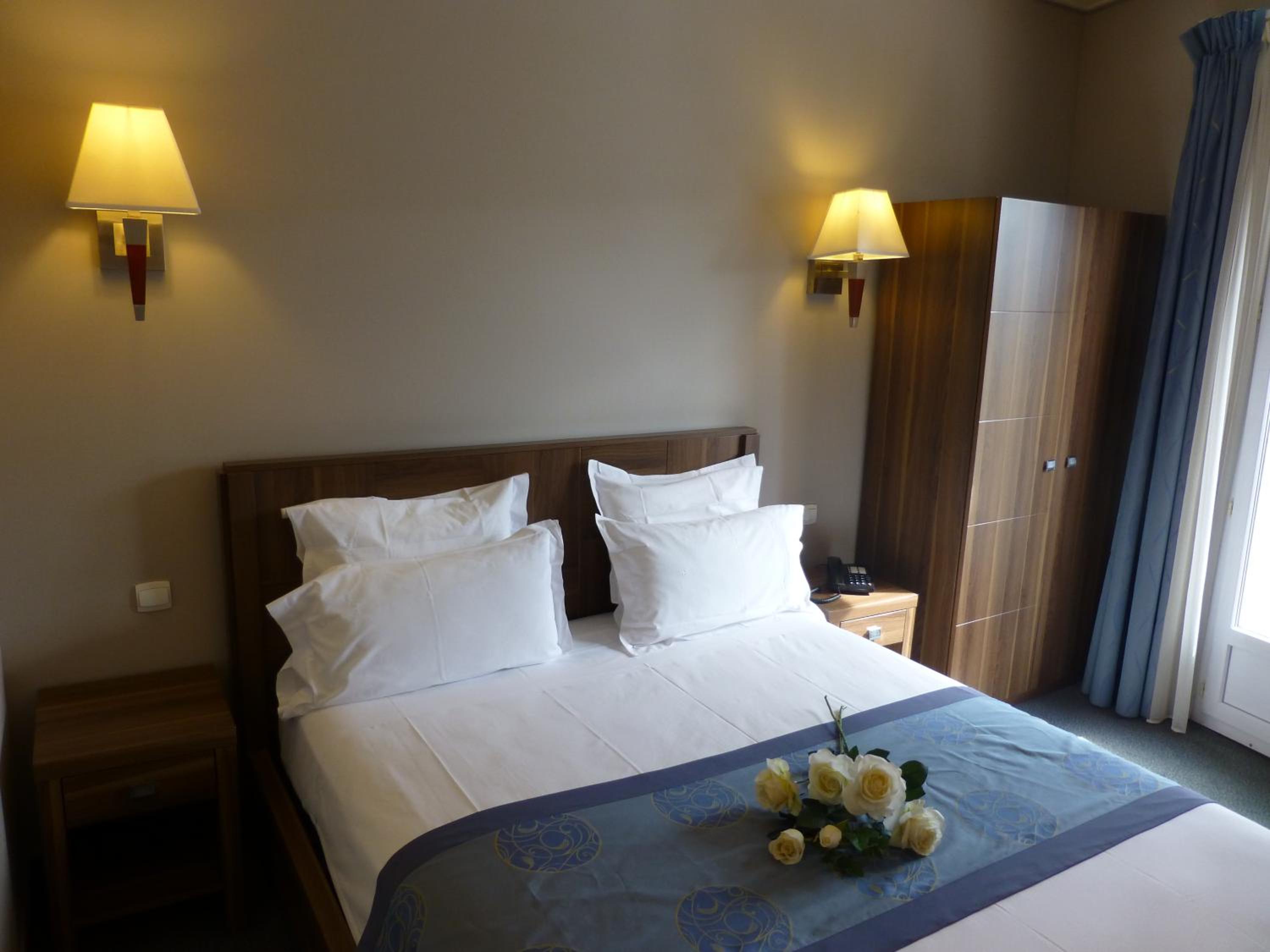 Double Room with Balcony - Street Side - Photo 6