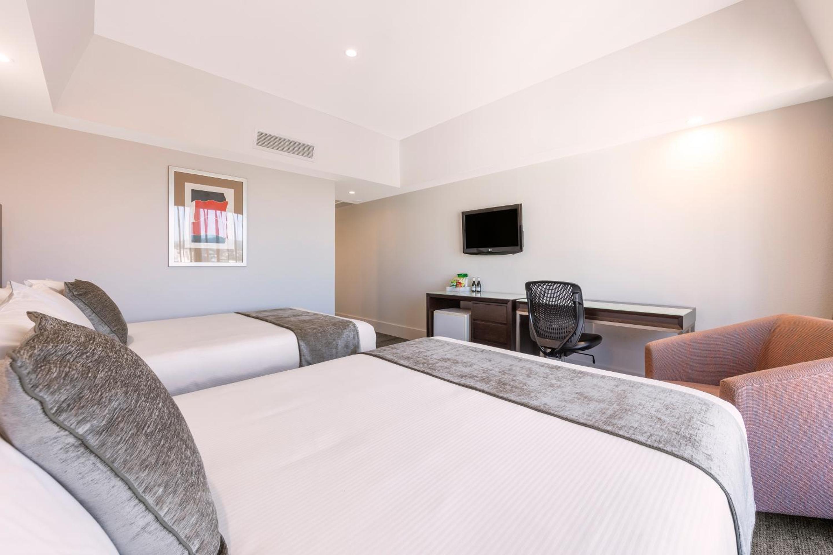 Newly Refurbished -  Executive Twin Room - Photo 4