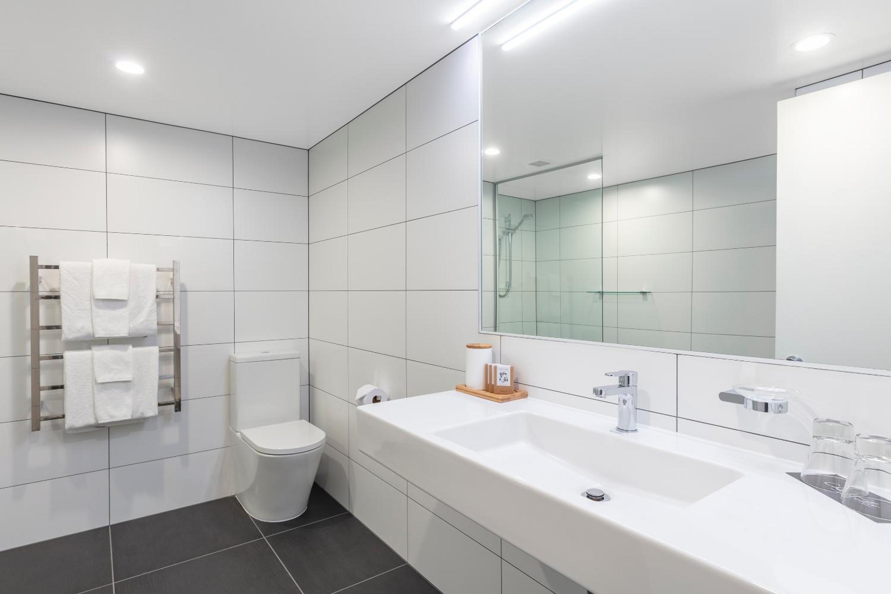Newly Refurbished Premium King Room - Photo 2