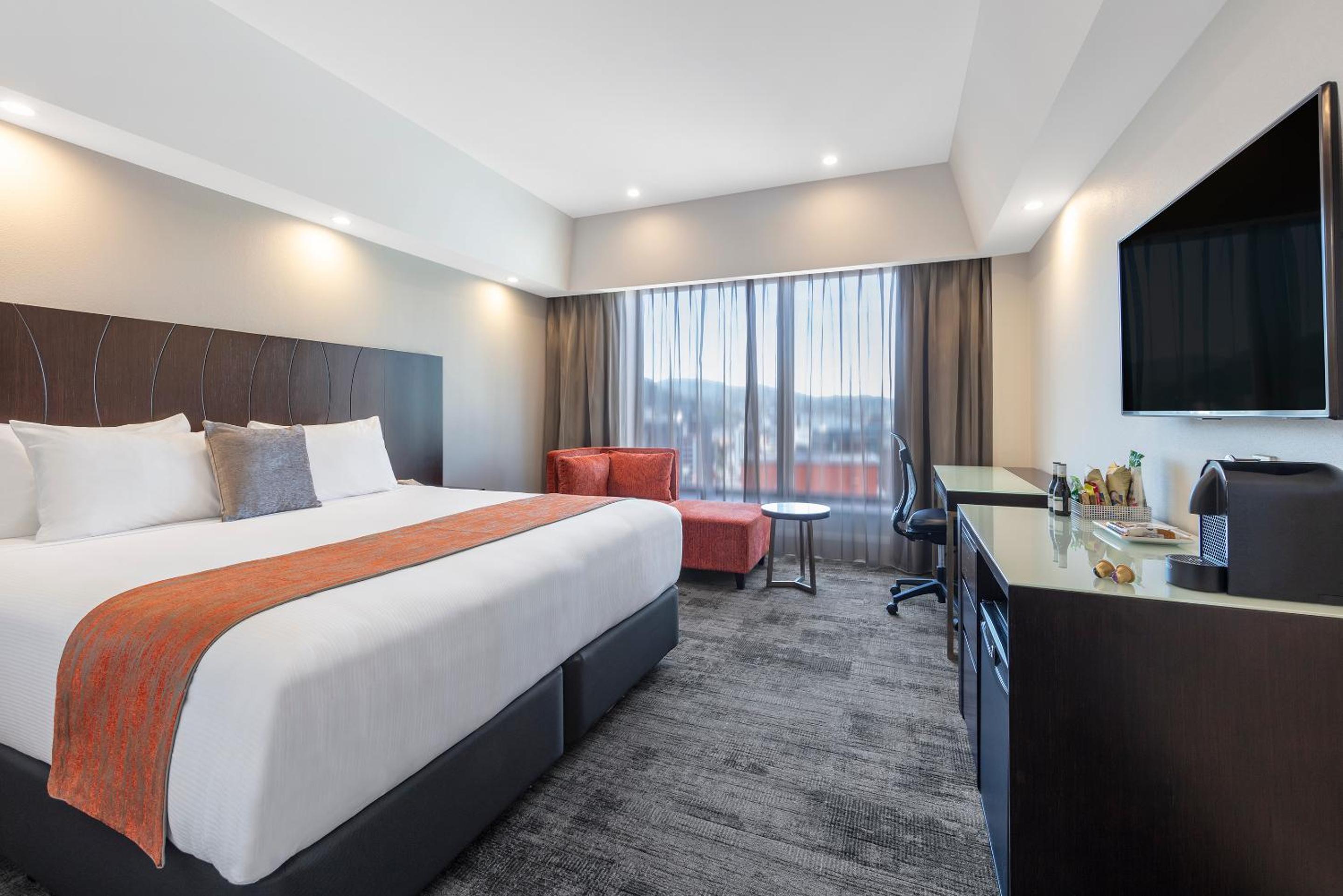Deluxe King Room - Photo 2