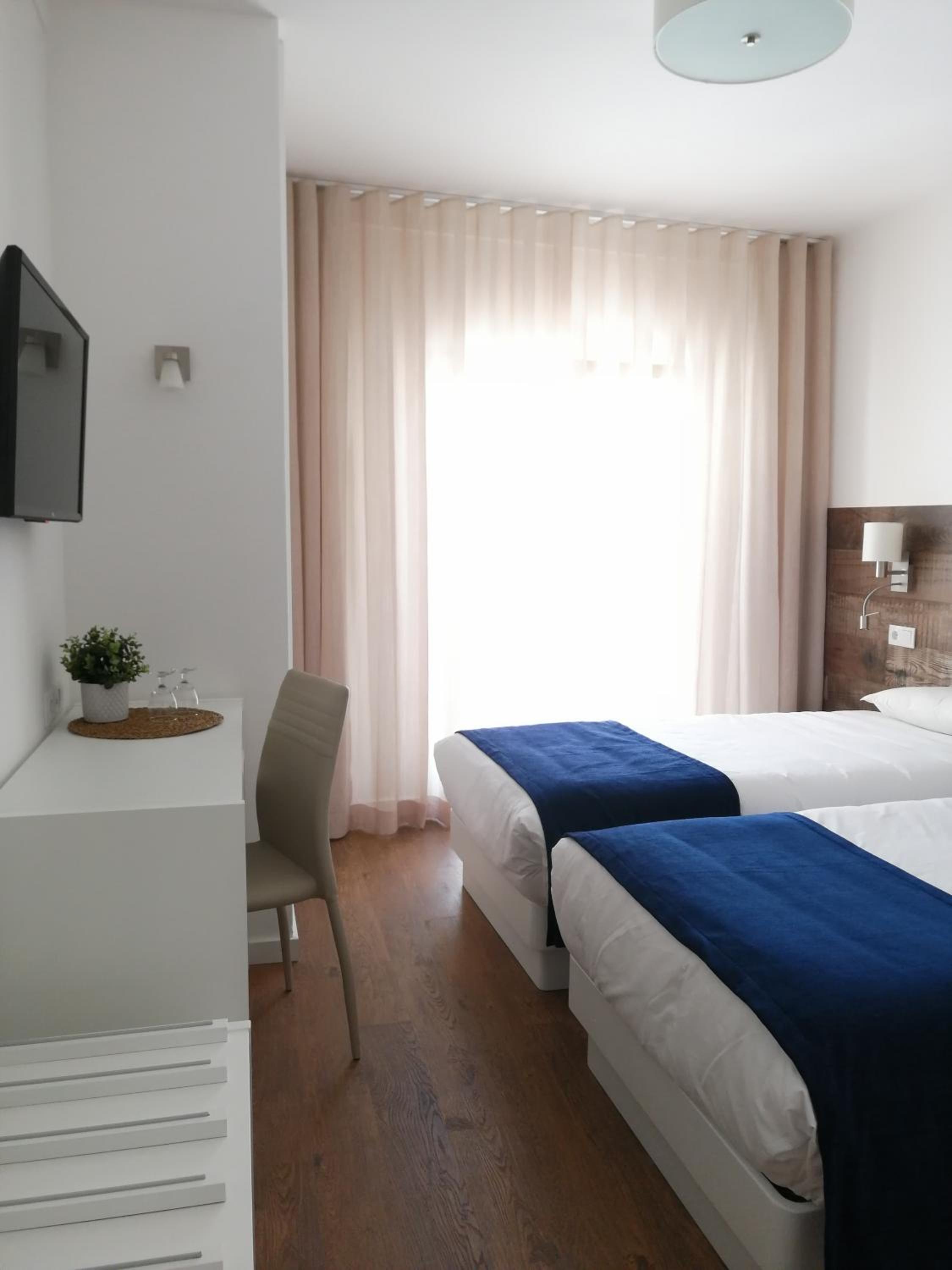 Twin Room with Balcony and Sea View - Photo 7