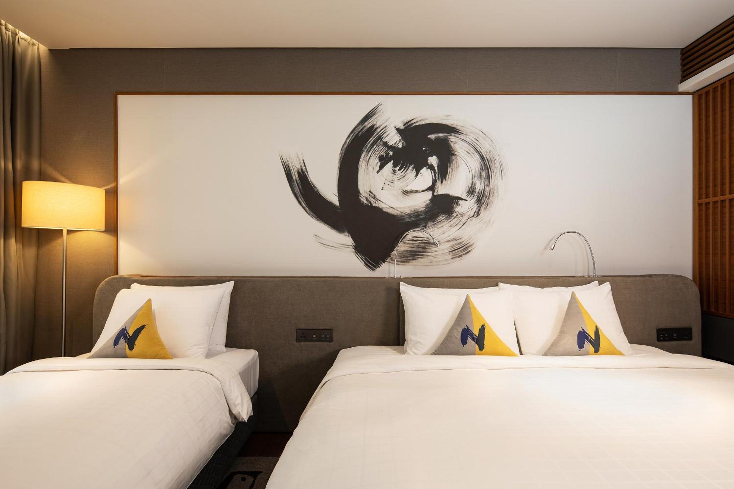 Superior Room with One Double Bed and One Single Bed - Photo 2