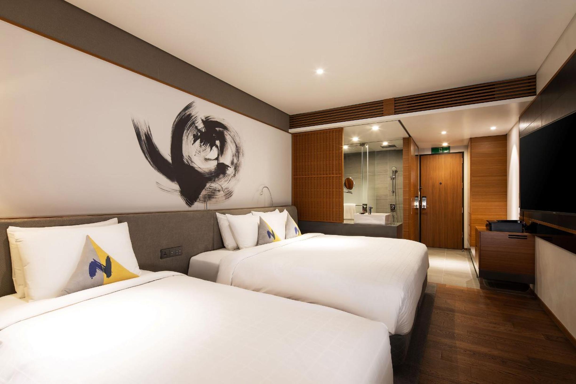 Superior Room with One Double Bed and One Single Bed - Photo 3
