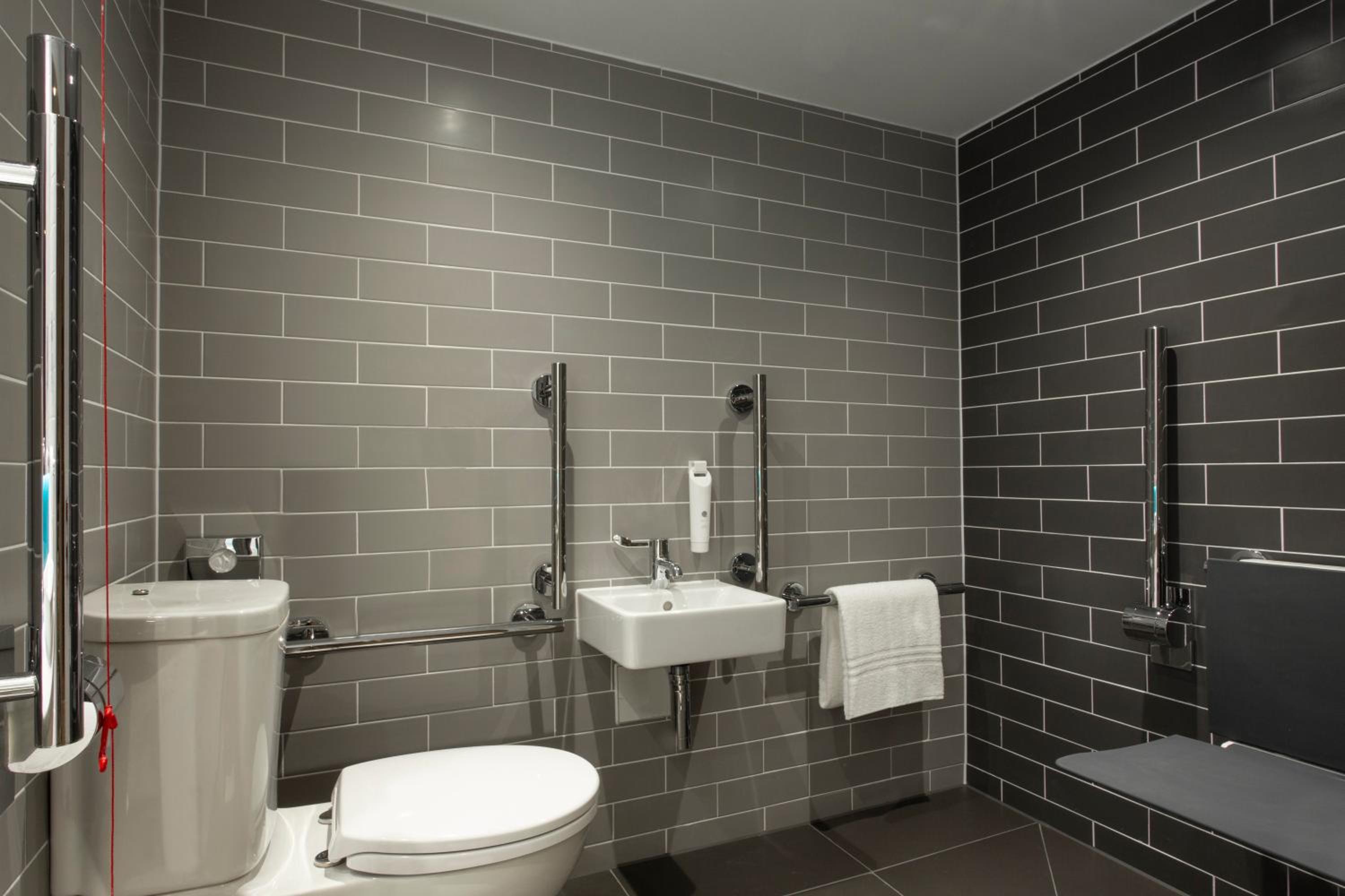 Double Room with Free Hot Breakfast - Accessible photo 3