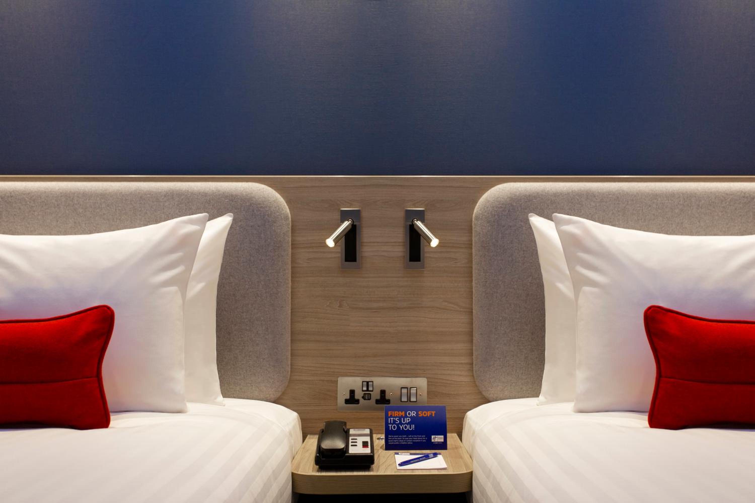 Standard Twin Room with Free Hot Breakfast - Photo 1