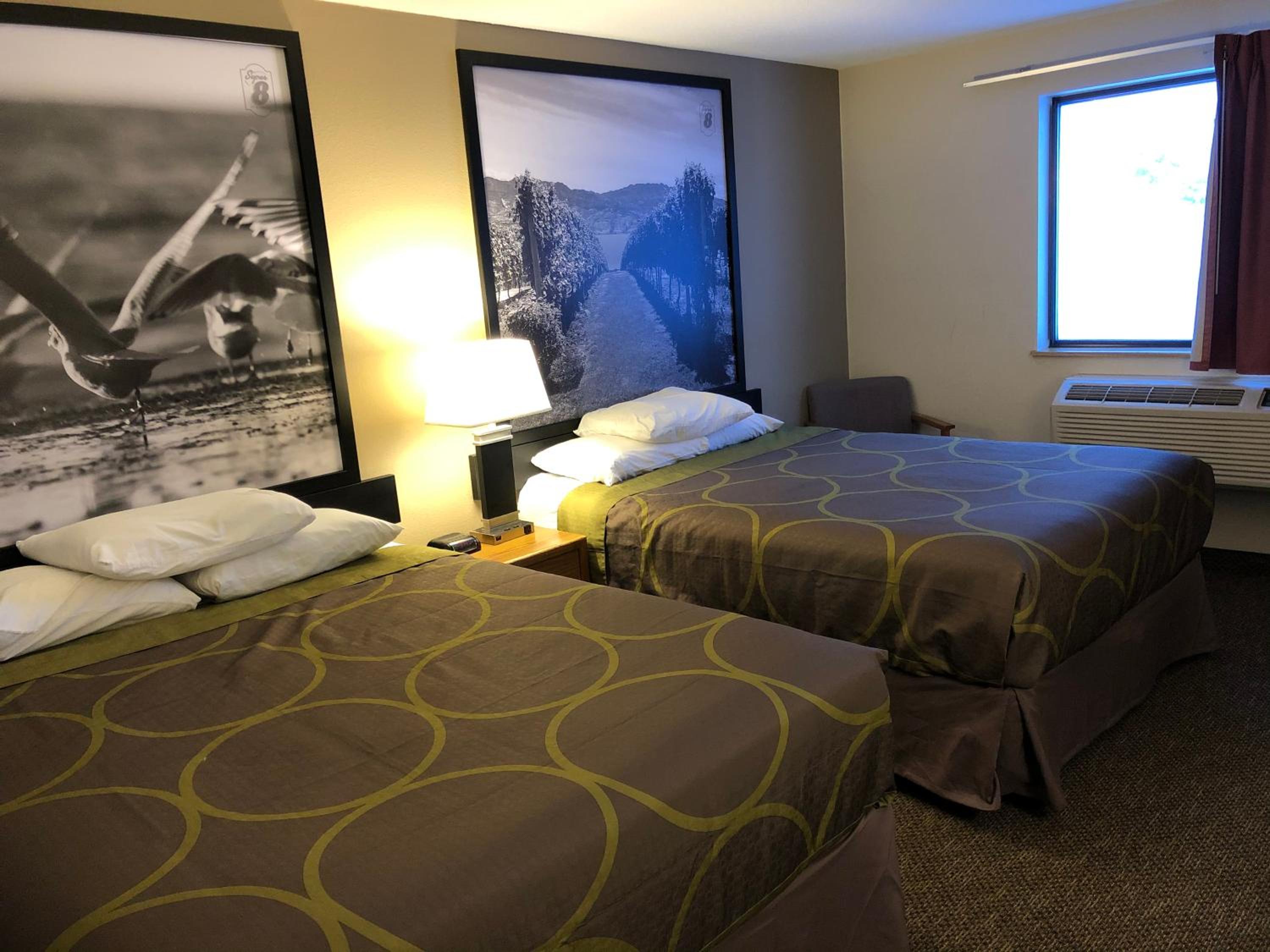Queen Room with Two Queen Beds - Non-Smoking - Photo 5