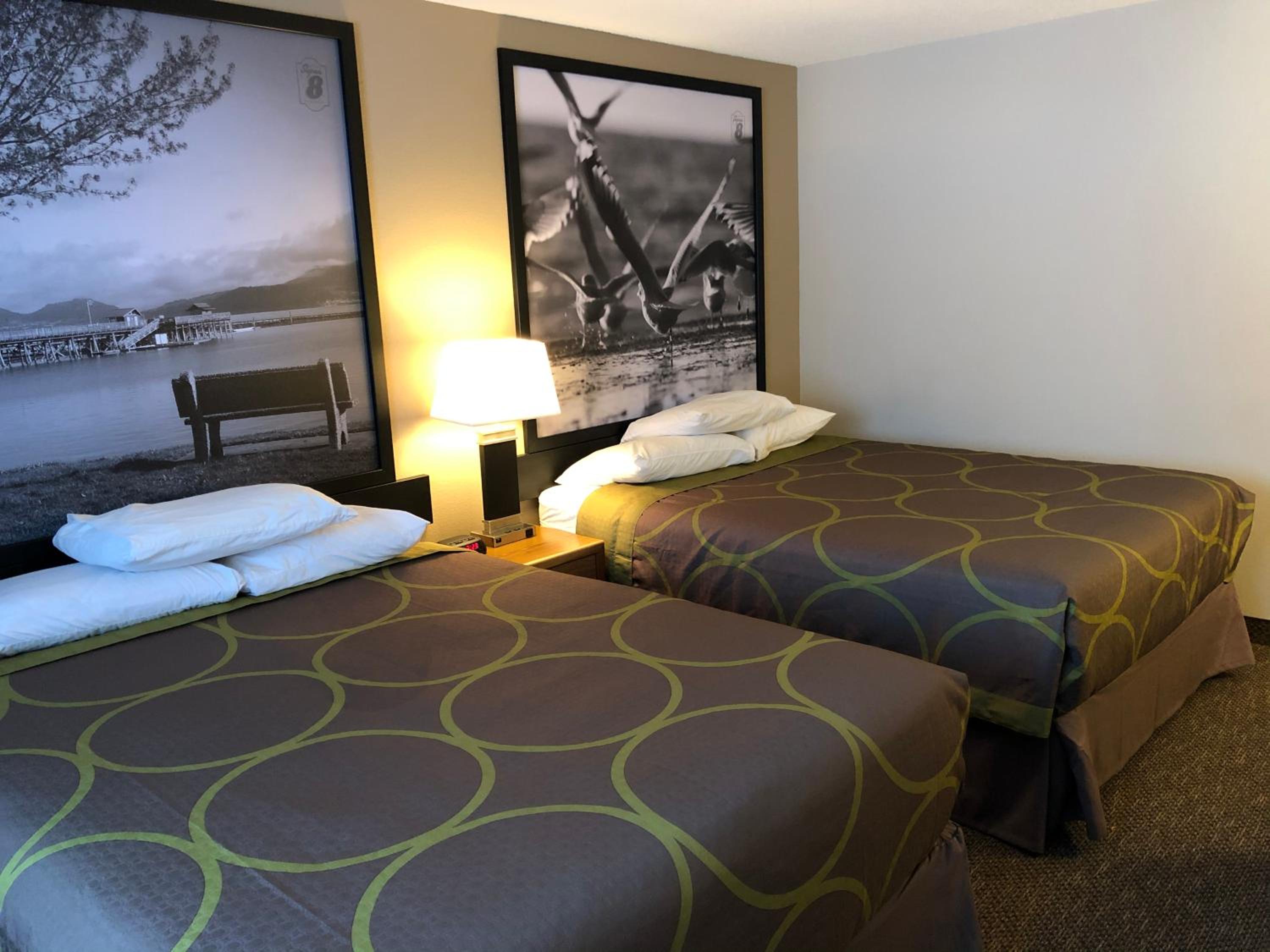 Queen Room with Two Queen Beds - Non-Smoking - Photo 3
