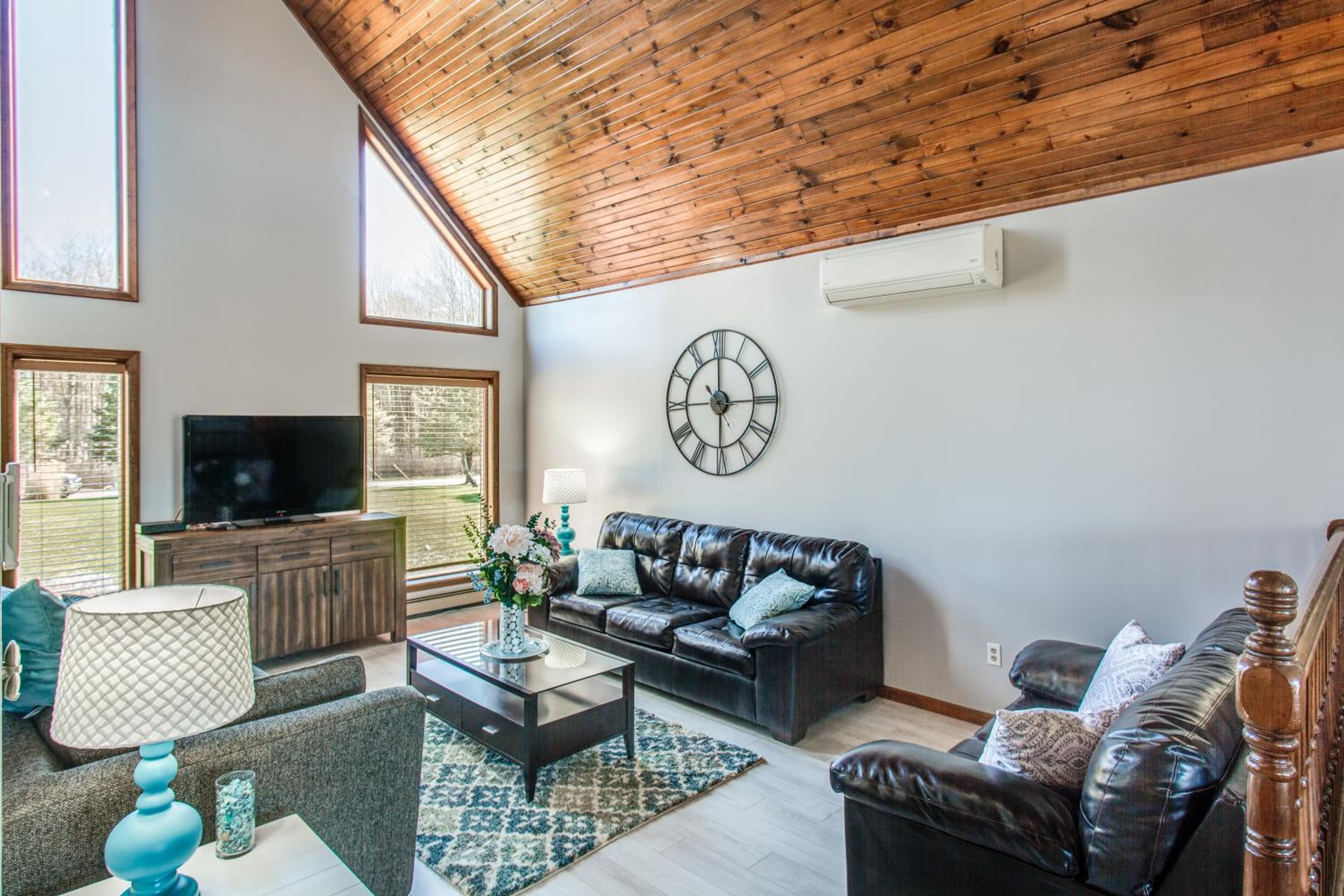 Five-Bedroom House photo 2